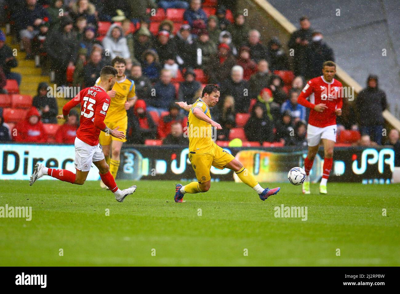 Oakwell, Barnsley, England - 2.. April 2022 Danny Drinkwater (15) von Reading räumt den Ball aus der Defensive - während des Spiels Barnsley gegen Reading Stockfoto