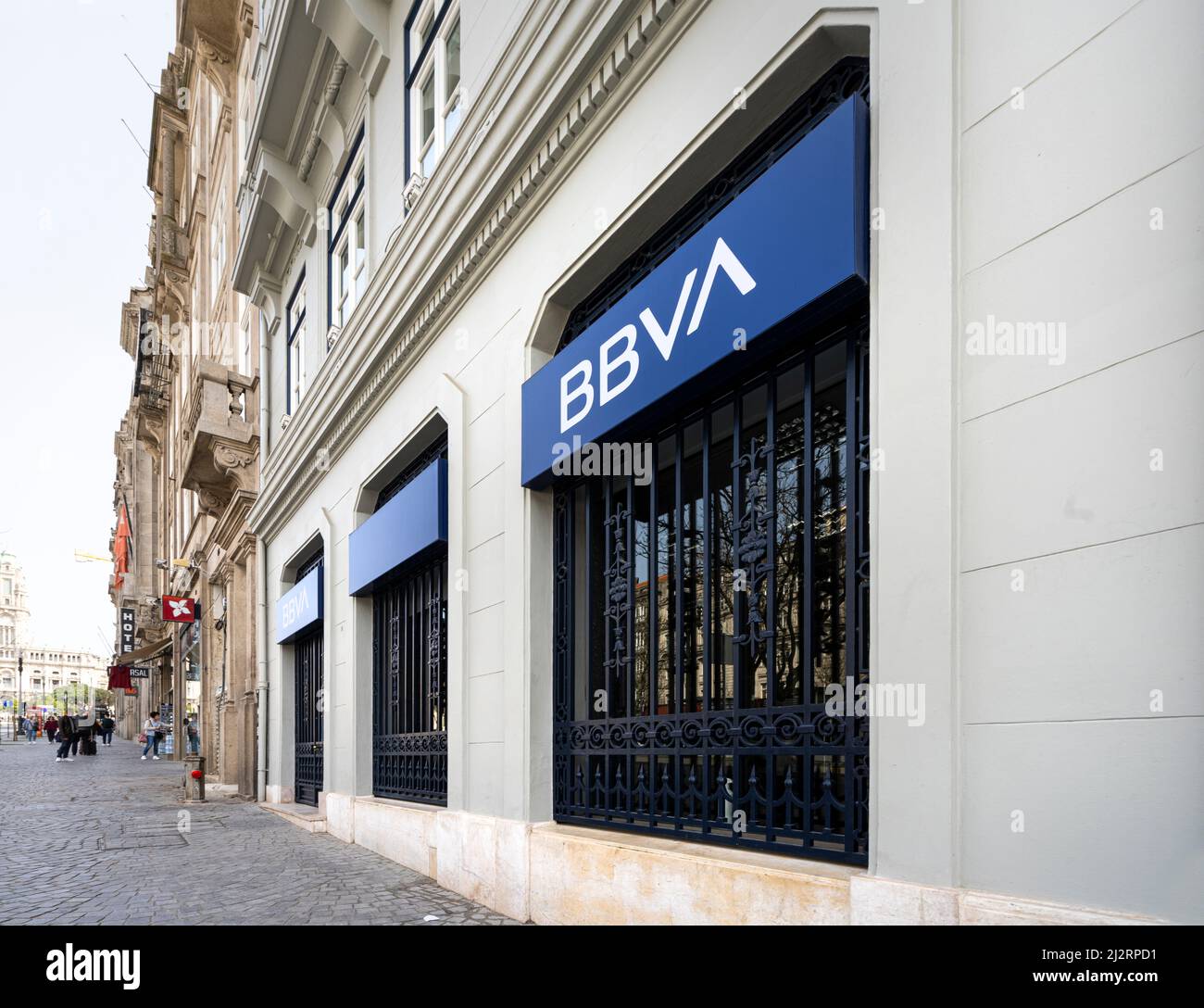 Porto, Portugal. März 2022. Bankfiliale der Marke BBVA im Stadtzentrum Stockfoto