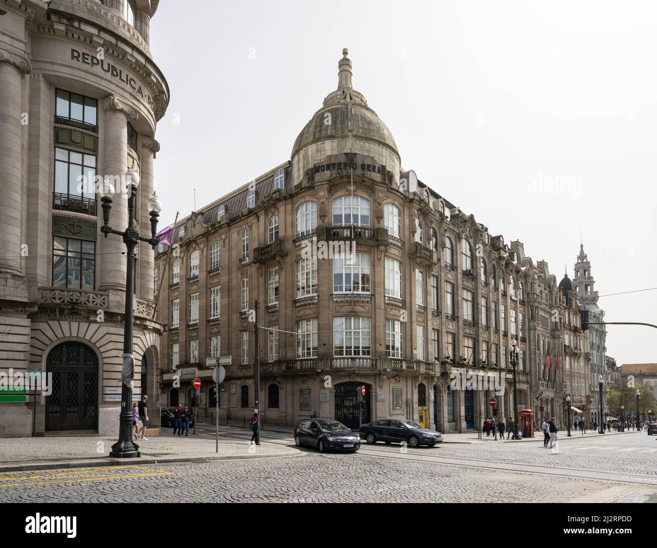 Porto, Portugal. März 2022. Montepio Geral, eine portugiesische Sparorganisation, die eine Zweigstelle im Stadtzentrum errichtet Stockfoto