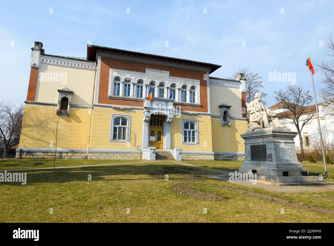 Scoala Gheorghe Asachi in Iasi, Rumänien. Auch bekannt als Școala Primară GH. Asachi. Statue von Gheorghe Asachi. Stockfoto