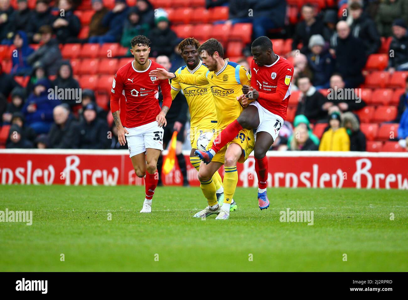 Oakwell, Barnsley, England - 2.. April 2022 Claudio Gomes (17) von Barnsley fordert John Swift (10) von Reading für den Ball heraus Stockfoto