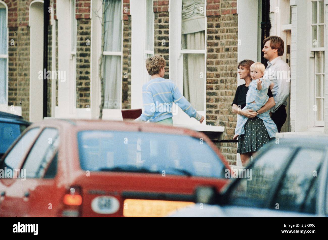 Prinzessin Diana besucht Freundin Carolyn Bartholmew, ehemalige Mitbewohnerin, am Mittwoch, den 10.. Juni 1992 in London. Carolyn Bartholmew trug zu einem umstrittenen Buch über Dianas Ehe bei. Carolyn erzählte, wie Diana an der Schlankheitskrankheit Bulimia nervosa und ihrem verzweifelten Unglück litt. Aber die Prinzessin gab ihr mit einem Kuss ein Gütesiegel. Diana sagte der Welt klar: „Ich stimme allem zu, was sie getan hat.“ Die Presse wurde ein Trinkgeld gegeben, damit sie die emotionale Szene der letzten Nacht erleben konnten. Diana verbrachte eine Stunde mit Carolyn, ihrem Mann William und ihrem Sohn Jack. Stockfoto