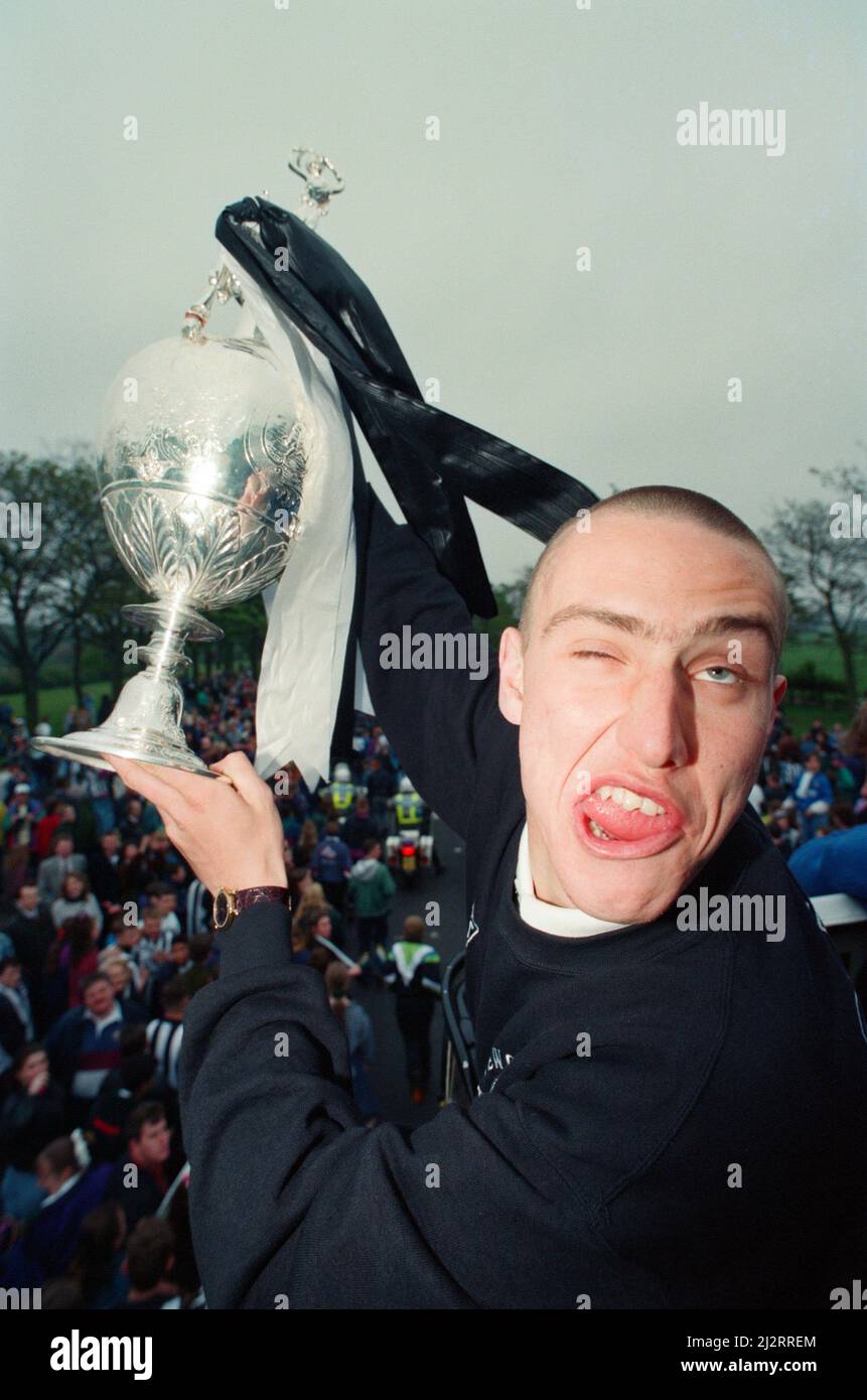Newcastle United gewinnt die League Division 1. Spieler im offenen Bus mit der Trophäe, Fans entlang der Route gesäumt. Lee Clark hält die Meisterschaftskrone an seine Kollegen Geordies. Mai 1993. Stockfoto