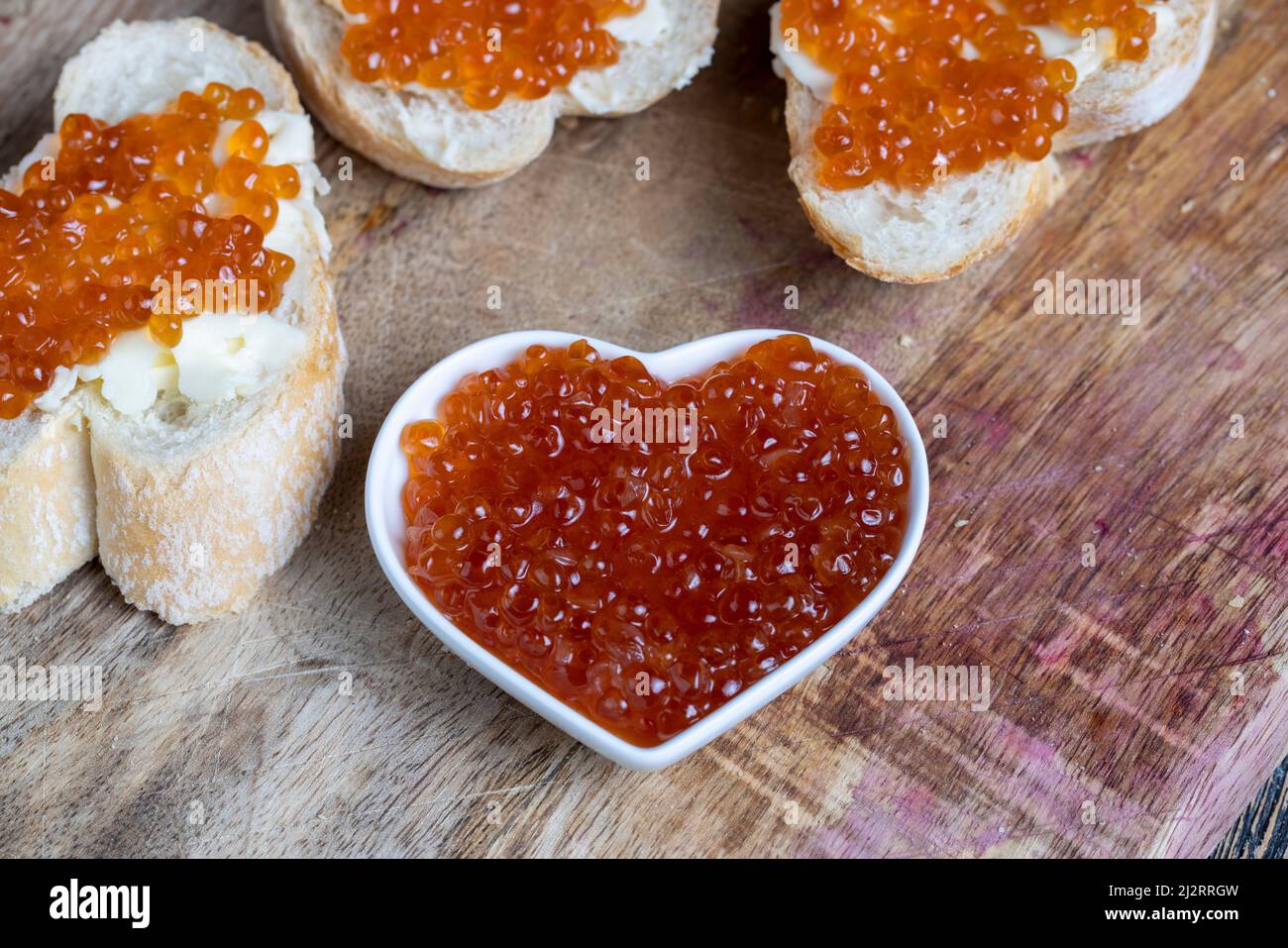 Natürlicher Kaviar aus rotem Lachs mit Baguette und Butter, der ...