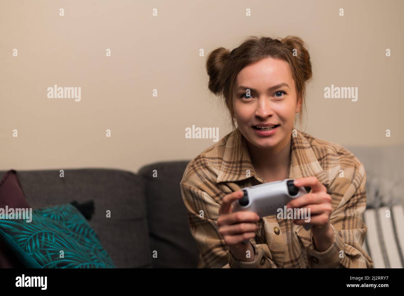 Videospiel. Das Mädchen spielt ein Online-Spiel mit Freunden. Unterhaltung, Abenteuerspiele, Kommunikation, Hobbys, Cyberspace, Virtual Reality, out Stockfoto