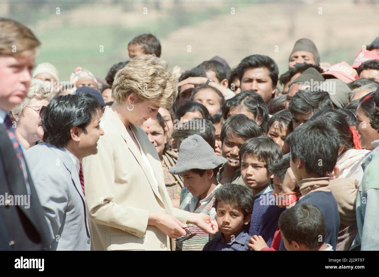 S.H. Prinzessin Diana, Prinzessin von Wales, in Nepal. Die Prinzessin besuchte Nepal zwischen dem 2.. Und 6.. März 1993 Nepal, offiziell die Demokratische Bundesrepublik Nepal, ist ein Binnenland des zentralen Himalaya-Landes in Südasien. Es hat eine Bevölkerung von 26,4 Millionen und ist das 93. größte Land nach Gebiet. Foto zeigt Prinzessin Diana bei einem Besuch bei einem Rotkreuzprojekt in Panauti, Nepal, Foto aufgenommen am 5.. März 1993This Reise ist der erste offizielle Einzelbesuch im Ausland seit der Trennung von Prinz Charles. Stockfoto