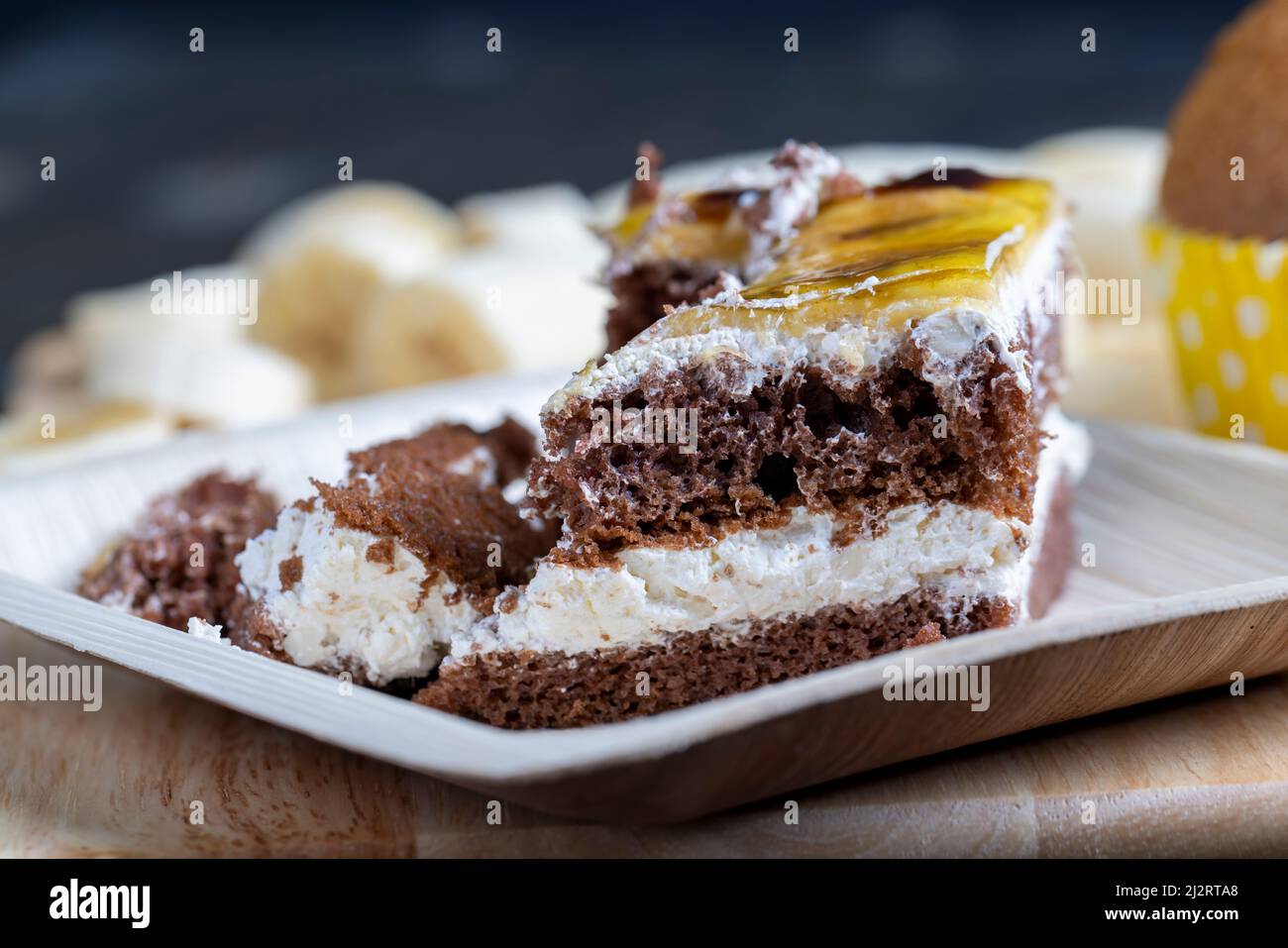 Ein Stück Bananenkuchen und frisch geschnittene Bananen, Dessert mit ...