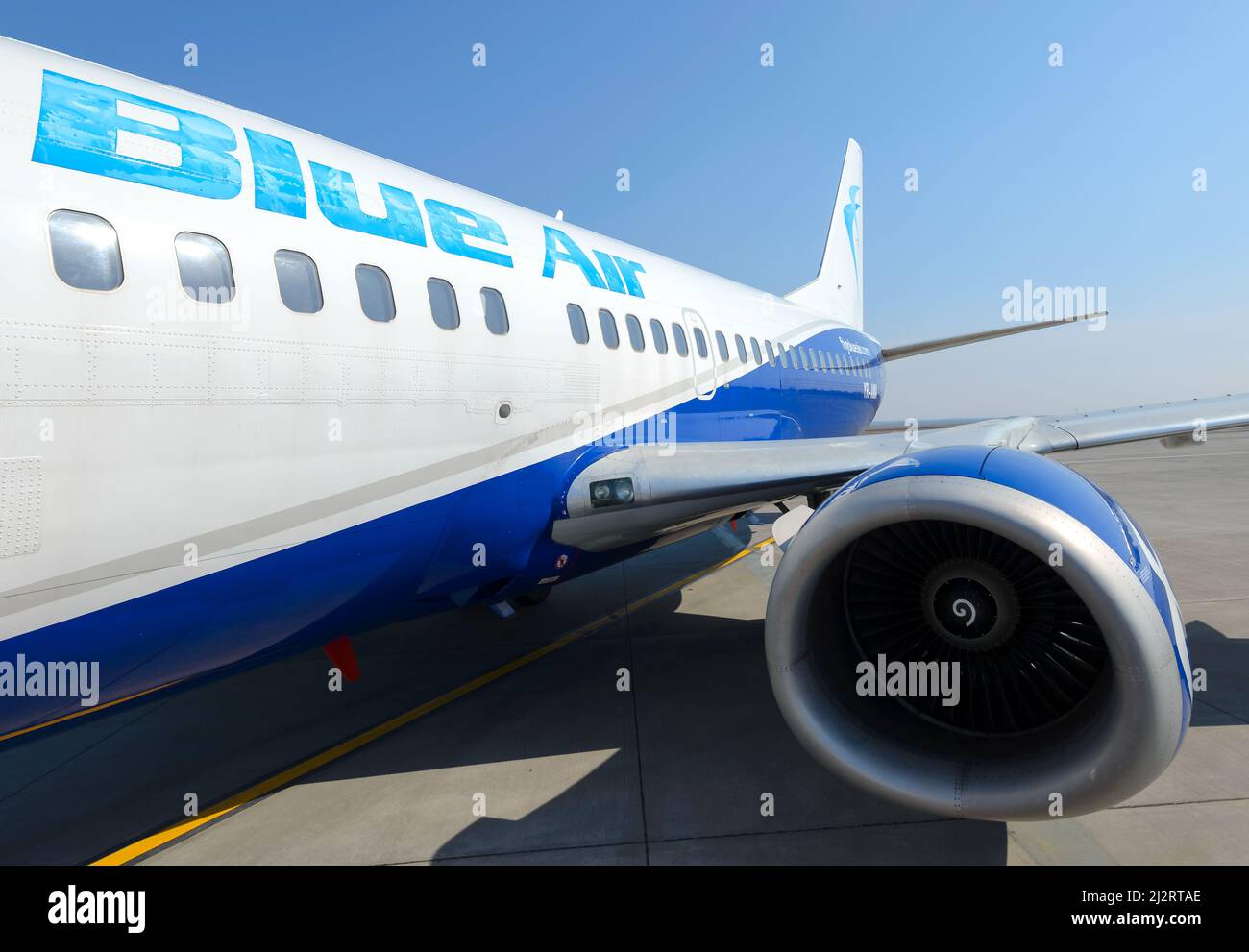 Flugzeug der Blue Air Boeing 737-500 am Flughafen Iasi, Rumänien. Low-Cost-Airline BlueAir mit 737 Classic Flugzeug. Stockfoto