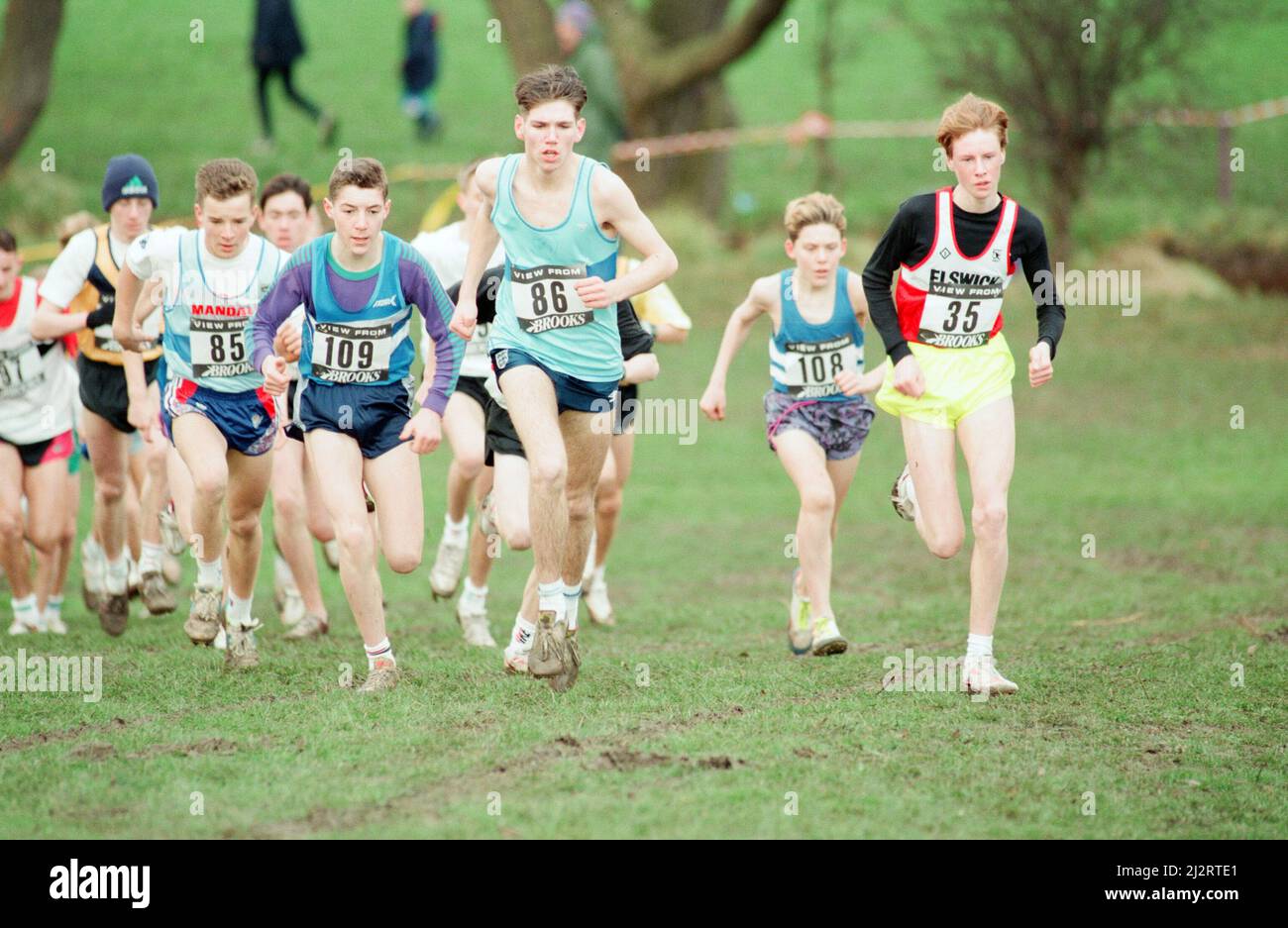 NECAA jährliche Cross-Country-Meisterschaften für Herren und Damen an der Acklam Grange School, Acklam, Middlesbrough, 11.. Dezember 1993. Die Nummer 86, J Knox von Mandale Harriers führt das Feld bergauf beim 2,5-Meilen-Rennen der Jungen. Stockfoto