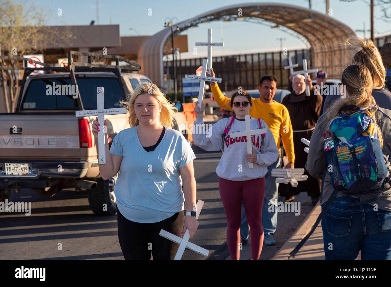 Douglas, Arizona - die Gebetswache „Healing Our Borders“ erinnert an Migranten, die beim Überqueren der US-mexikanischen Grenze starben. Dreihundert Leichen wurden reko Stockfoto