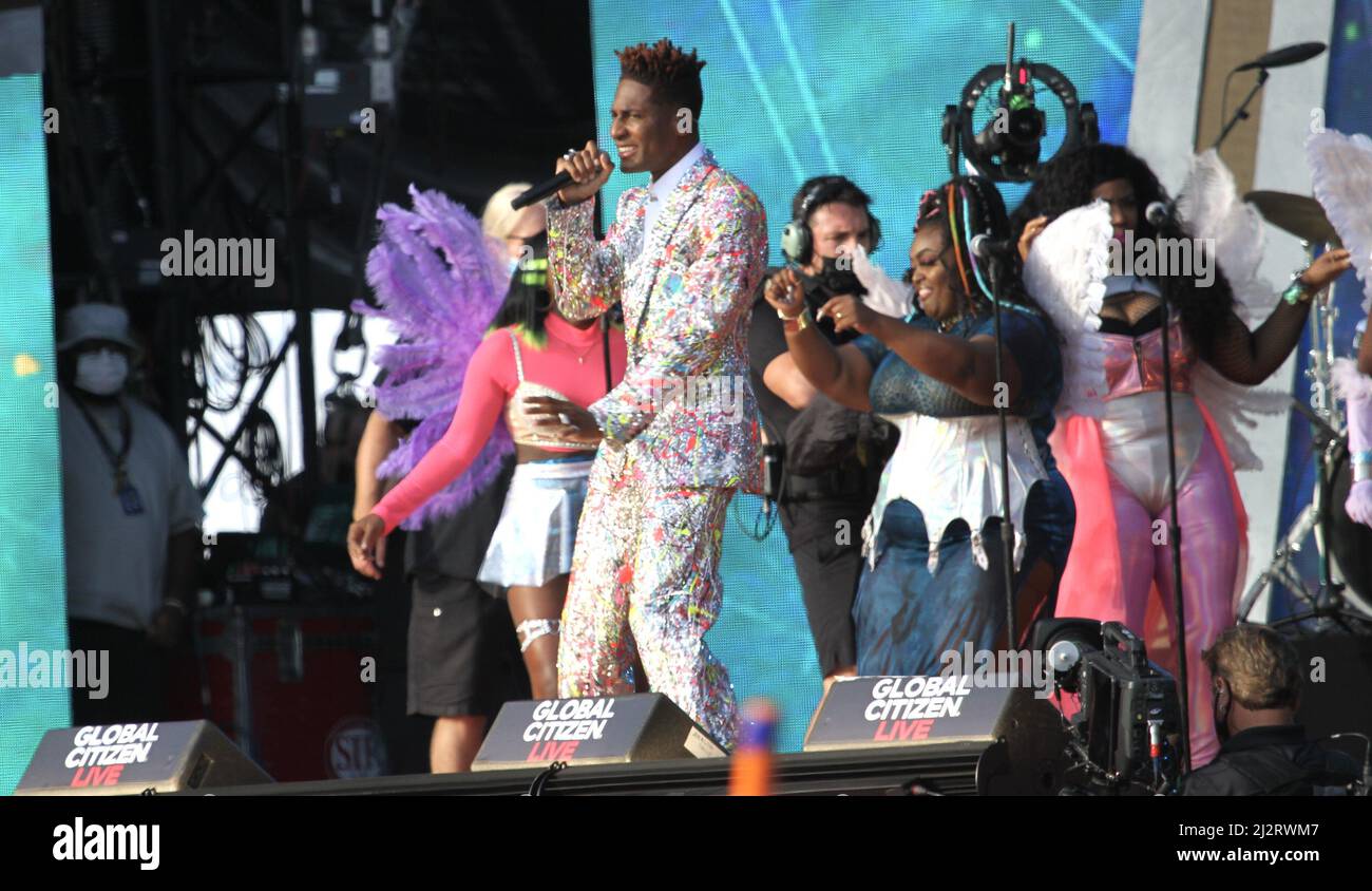 New York, USA. 3. April 2022. ARCHIV *** (NEU) Grammy Award 2022. 3. April 2022, New York, USA: Jon Batiste kann während der Grammy Awards 2022 am Sonntag (3) etwa neun Auszeichnungen mit nach Hause nehmen und Michael Jackson und Santana als Sänger übertreffen, der in einem Jahr mehr Grammys gewonnen hat. Er führt mit 11 Nominierungen in verschiedenen Bereichen an.Dieses Jahr findet Grammy in Las Vegas statt. Bilder, die während der Global-Live-Show im Central Park am 29. September 2021 aufgenommen wurden. (Bild: © Niyi Fote/TheNEWS2 via ZUMA Press Wire) Stockfoto