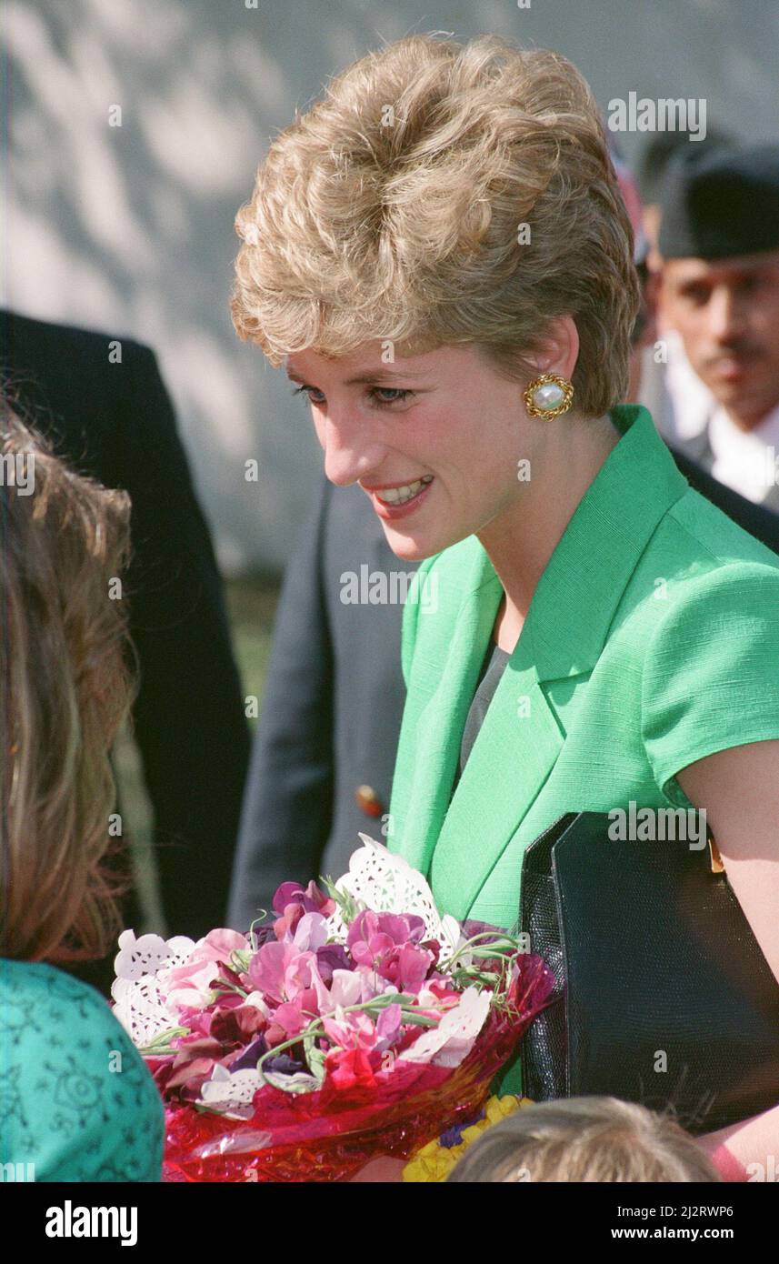 S.H. Prinzessin Diana, Prinzessin von Wales, in Nepal. Die Prinzessin besuchte Nepal zwischen dem 2.. Und 6.. März 1993 Nepal, offiziell die Demokratische Bundesrepublik Nepal, ist ein Binnenland des zentralen Himalaya-Landes in Südasien. Es hat eine Bevölkerung von 26,4 Millionen und ist das 93. größte Land nach Gebiet. Prinzessin Diana im Hauptquartier des Roten Kreuzes in Kathmandu, Nepal, 2.. März 1993. Dort unterschreibt sie auch das Gästebuch. Foto aufgenommen am 2.. März 1993This Reise ist der erste offizielle Solo-Besuch im Ausland seit der Trennung von Prinz Charles. Stockfoto