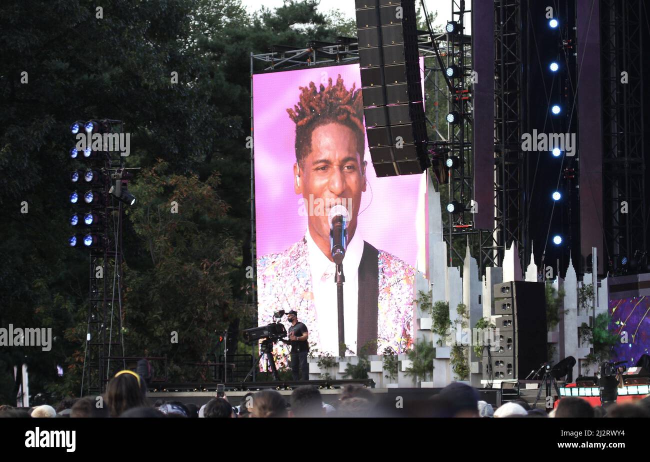 New York, USA. 3. April 2022. ARCHIV *** (NEU) Grammy Award 2022. 3. April 2022, New York, USA: Jon Batiste kann während der Grammy Awards 2022 am Sonntag (3) etwa neun Auszeichnungen mit nach Hause nehmen und Michael Jackson und Santana als Sänger übertreffen, der in einem Jahr mehr Grammys gewonnen hat. Er führt mit 11 Nominierungen in verschiedenen Bereichen an.Dieses Jahr findet Grammy in Las Vegas statt. Bilder, die während der Global-Live-Show im Central Park am 29. September 2021 aufgenommen wurden. (Bild: © Niyi Fote/TheNEWS2 via ZUMA Press Wire) Stockfoto