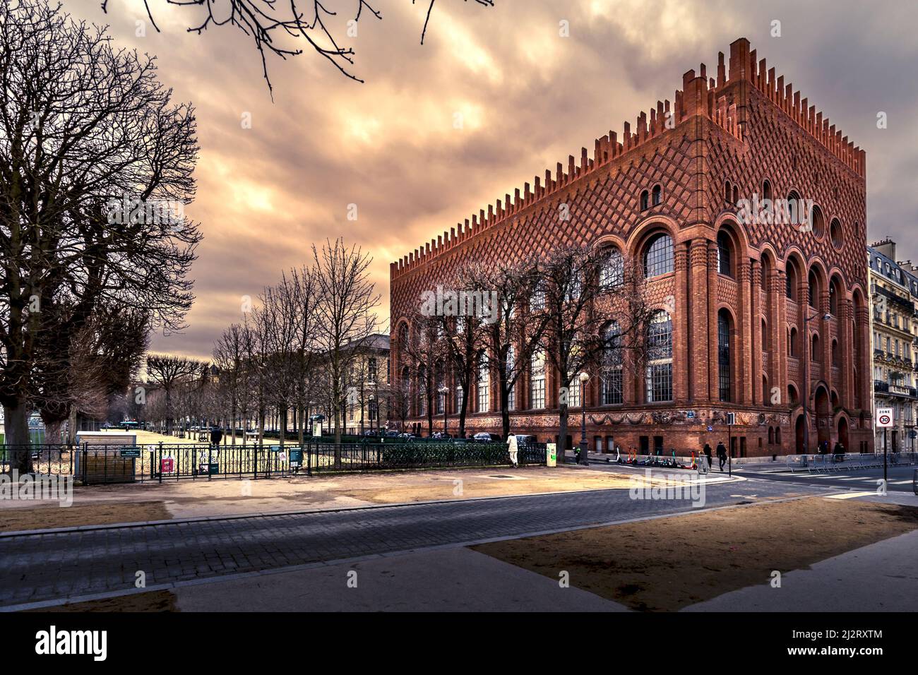 Paris, Frankreich - 15. Februar 2021: Michelet-Bibliothek im maurischen Stil im Pariser Stadtteil Saint Germain des Pres Stockfoto