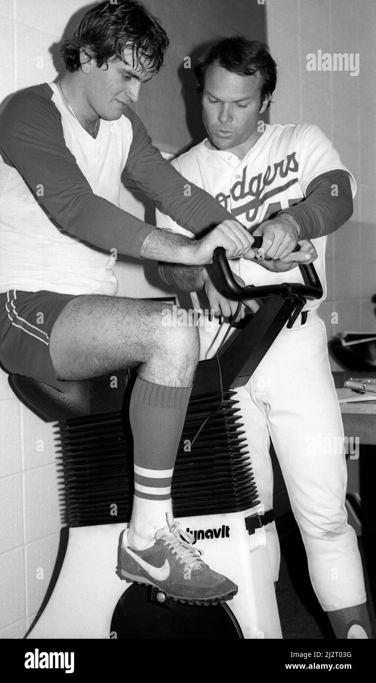 Dodger Pitcher Bob Welch arbeitet unter der Aufsicht des Ex-Spielers und Trainers Jim Lefebvre im Trainingsraum des Dodger Stadium in Los Angeles, ca. 1979 Stockfoto