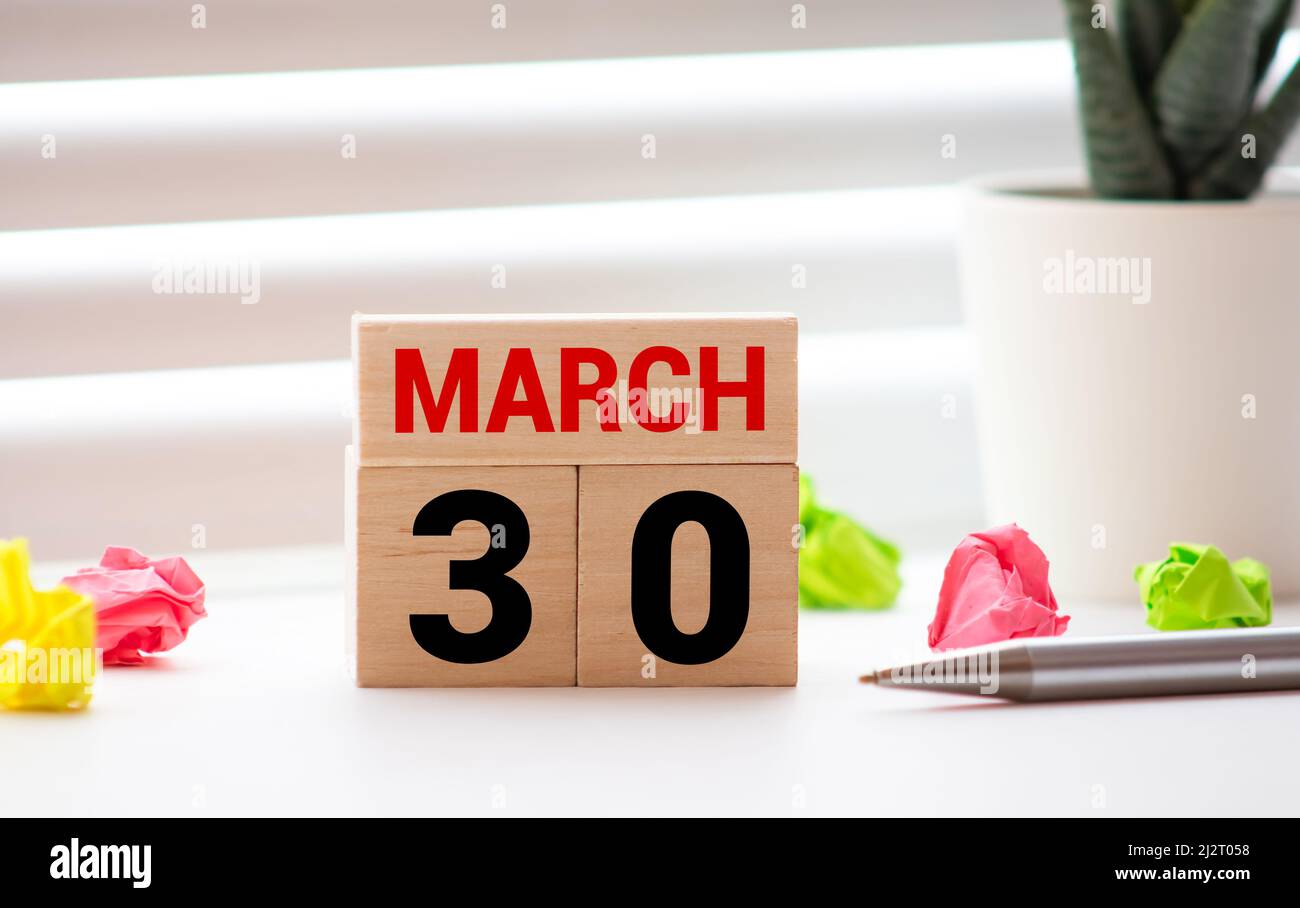 30. März, 30. März, Tag 30 der Monat März - weiß Kalender Blöcke auf Schwarz texturierter Hintergrund mit leeren Raum für Text Stockfoto