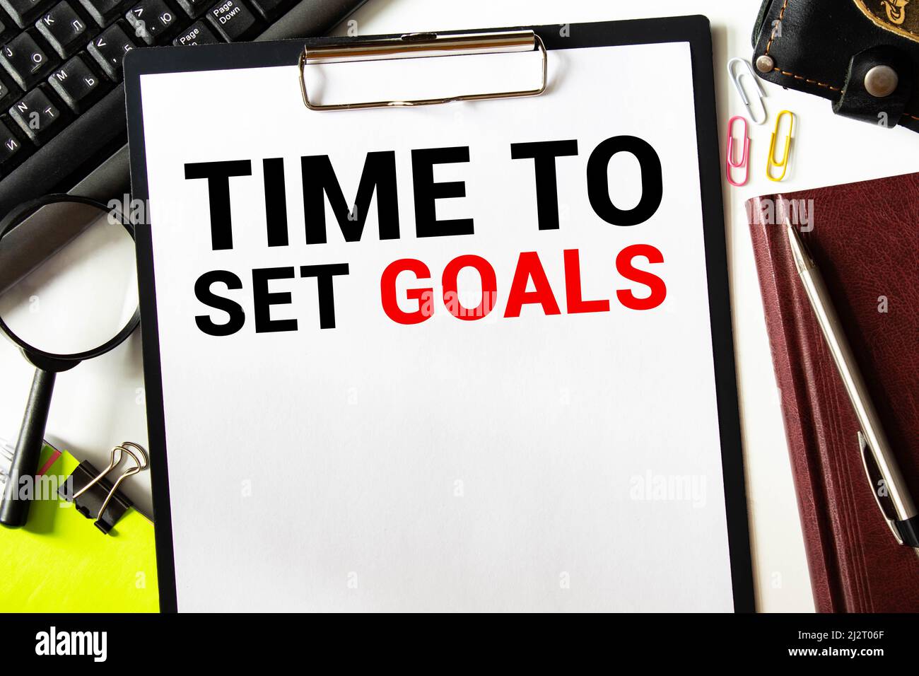 Konzeptionelles Schreiben von Hand, in dem Smart Goals festgelegt werden. Textliste für Geschäftsfotos zur Klärung Ihrer Ideen. Konzentrieren Sie sich auf die Bemühungen, Zeit sinnvoll zu nutzen. Stockfoto