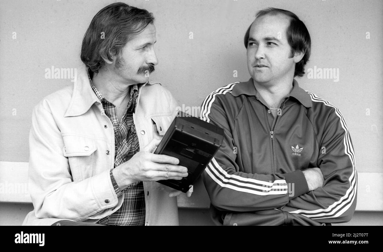 Der Journalist Roger Dionne hält einen Tonbandgerät, während er Dodger Pitcher Doug Rau vor einem Spiel im Jahr 1979 im Dugout im Dodger Stadium interviewt. Stockfoto