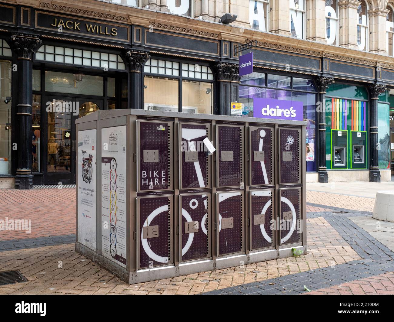 BIRMINGHAM, Großbritannien - 28. MAI 2019: Anmietung eines Brompton Faltrades in der New Street Stockfoto