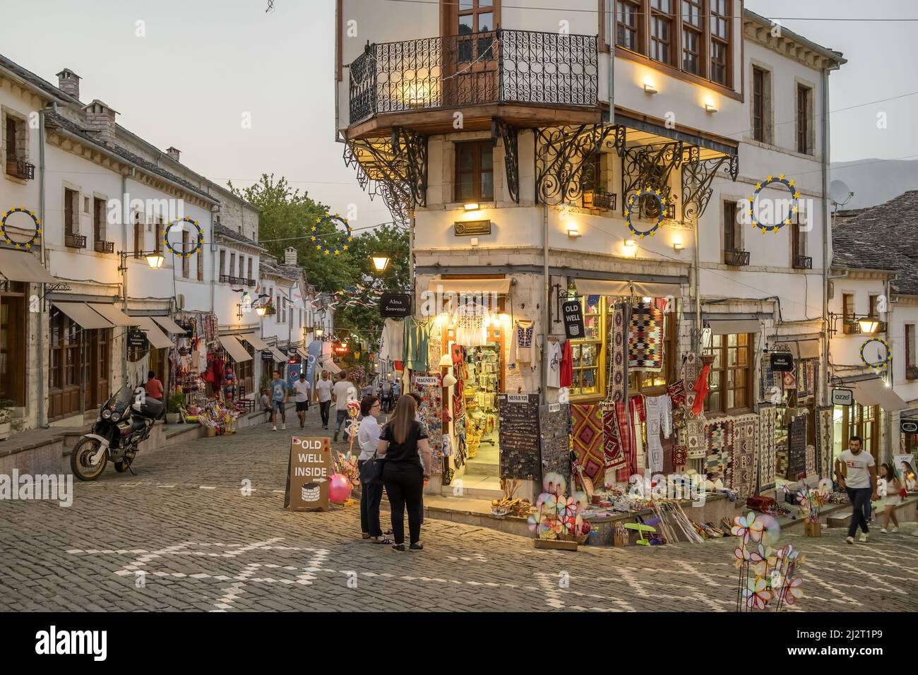 Souvenirladen in der Altstadt von Gjirokaster in Albanien. Stockfoto