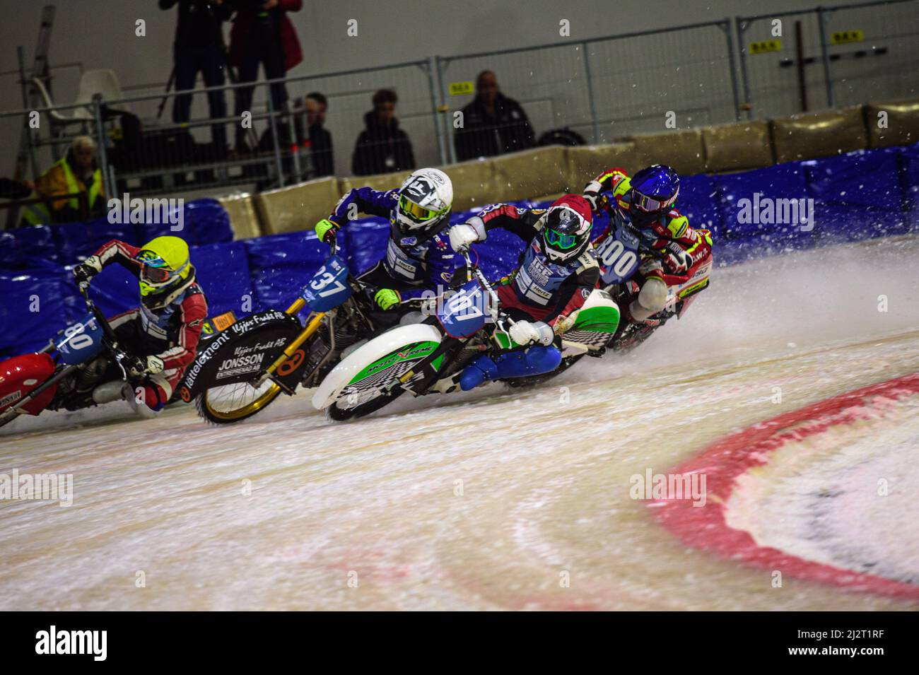 HEERENVEEN, NL. Jasper Iwema (800) (Blau) Gerät am Sonntag, den 3. April 2022, beim FIM Ice Speedway Gladiators World Championship Final 4 bei der Eisbahn Thialf, Heerenveen, in Schwierigkeiten hinter Andrej Divis (107) (Rot) Jimmy Hörrnell (237) (Weiß) und Jiri Wildt (80) (Gelb). (Kredit: Ian Charles | MI News) Kredit: MI News & Sport /Alamy Live News Stockfoto