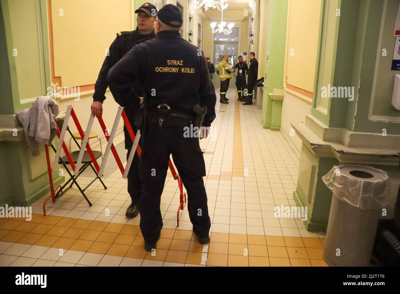 Przemysl, Polen. 3. April 2022. Bahnschutzmitarbeiter bewachen den Schlafbereich für ukrainische Flüchtlinge, die nach dem Überqueren der ukrainischen/polnischen Grenze einen Platz zum „Ablegen““ in einigen Fällen für viele Tage „Ablegen“ am Bahnhof Przemysl benötigen. Hier werden sie von polnischen Bürgern und Freiwilligen aus der ganzen Welt herzlich begrüßt und betreut, um ihnen zu helfen. Kredit: ZUMA Press, Inc./Alamy Live Nachrichten Stockfoto