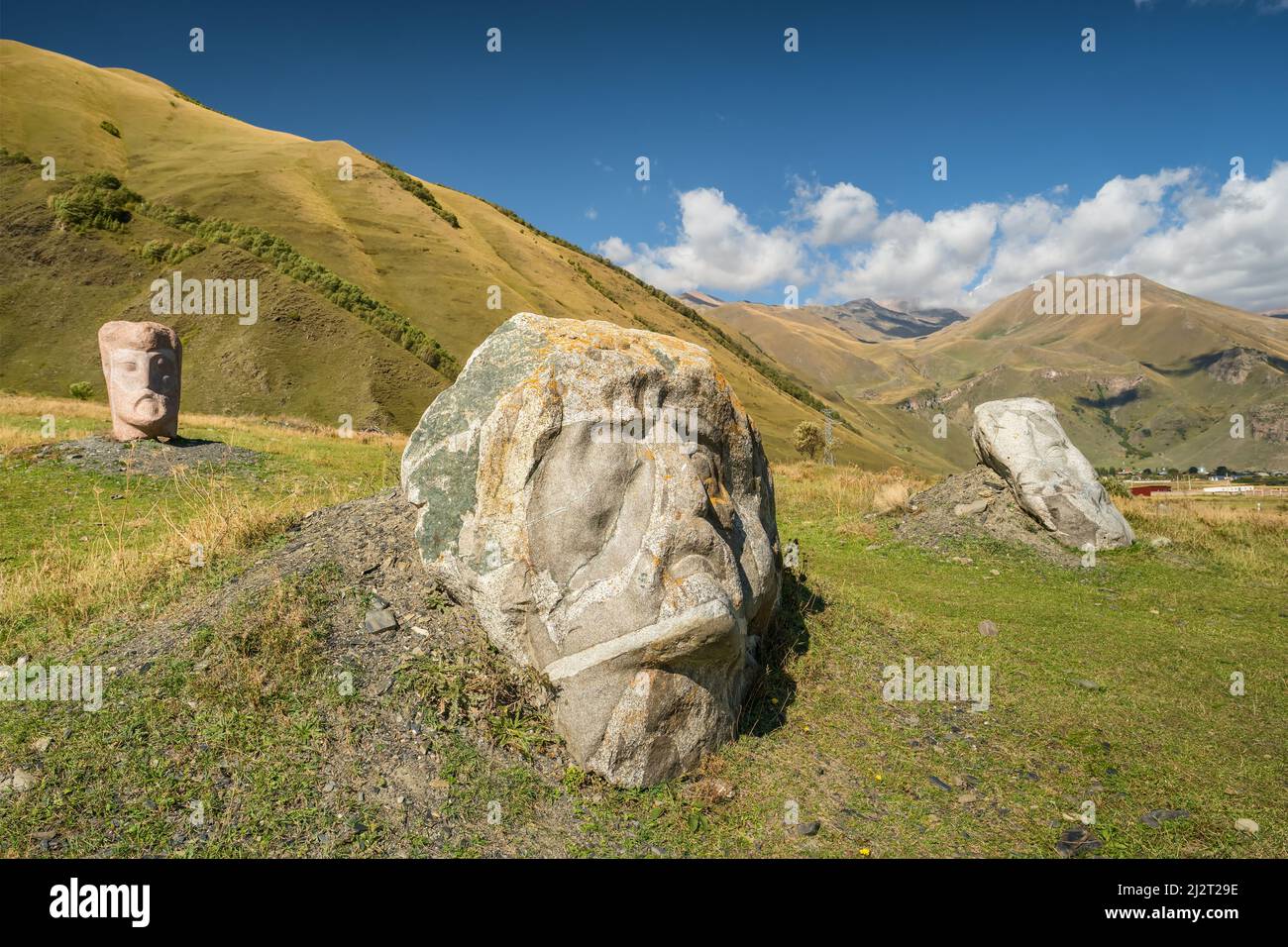 Steingesichter Skulpturen im Dorf Sno im Kaukasus, Georgien Stockfoto
