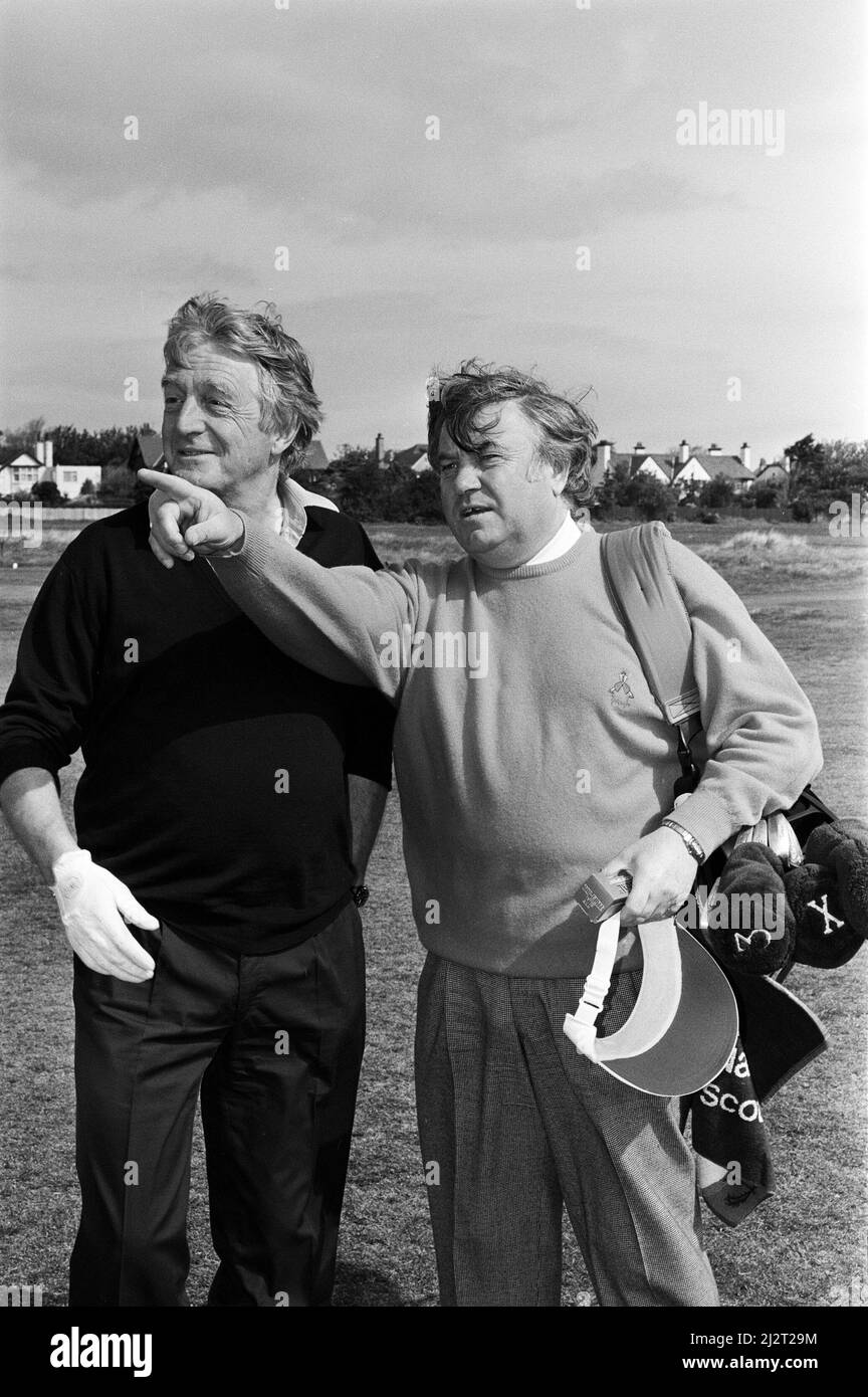 Alte Freunde Michael Parkinson und Jimmy Tarbuck auf dem Fairway im Royal Liverpool Golf Club, Wirral, für das Promi-Turnier zugunsten des Alder Hey Children's Hospital. 13. Mai 1992. Stockfoto