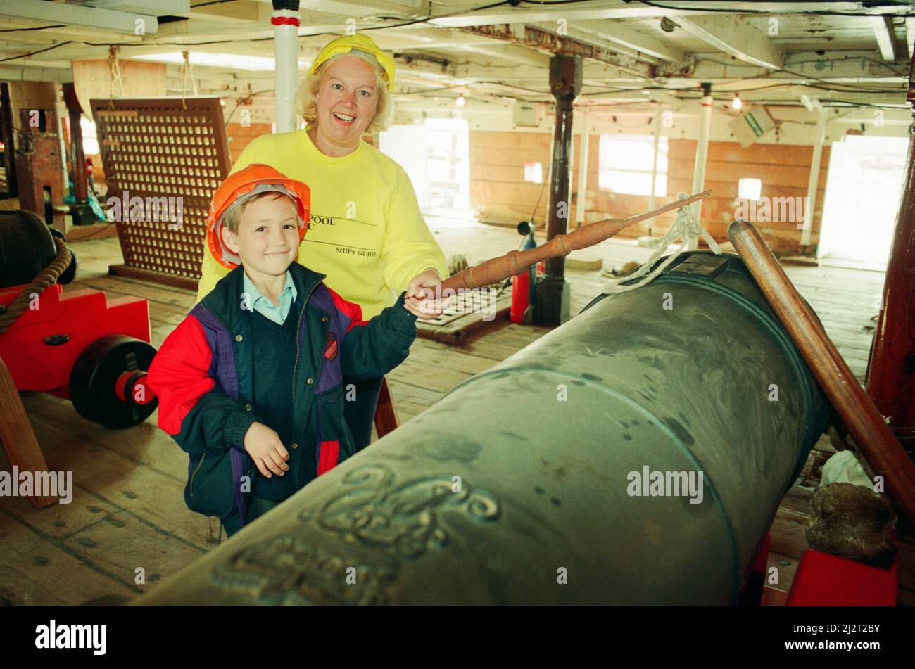 Teesside 2000 Tourist Attractions Feature, 22.. Juli 1993. Die 6-jährige Ashley Smith feuert eine 8 m lange 18-Pfund-Kanone auf der HMS Trincomalee in der Hartlepool Marina mit Hilfe von Schiffsführer Sheila Willingale, Jackson Dock, Maritime Ave, Hartlepool, Cleveland. Stockfoto
