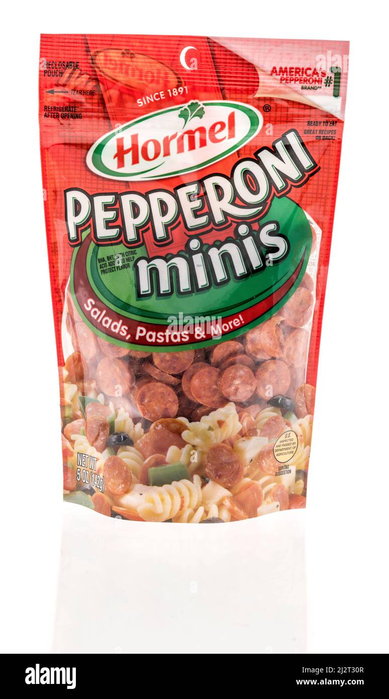 Winneconne, WI -2 April 2022: Ein Paket von Hormel pepperoni minis auf einem isolierten Hintergrund Stockfoto