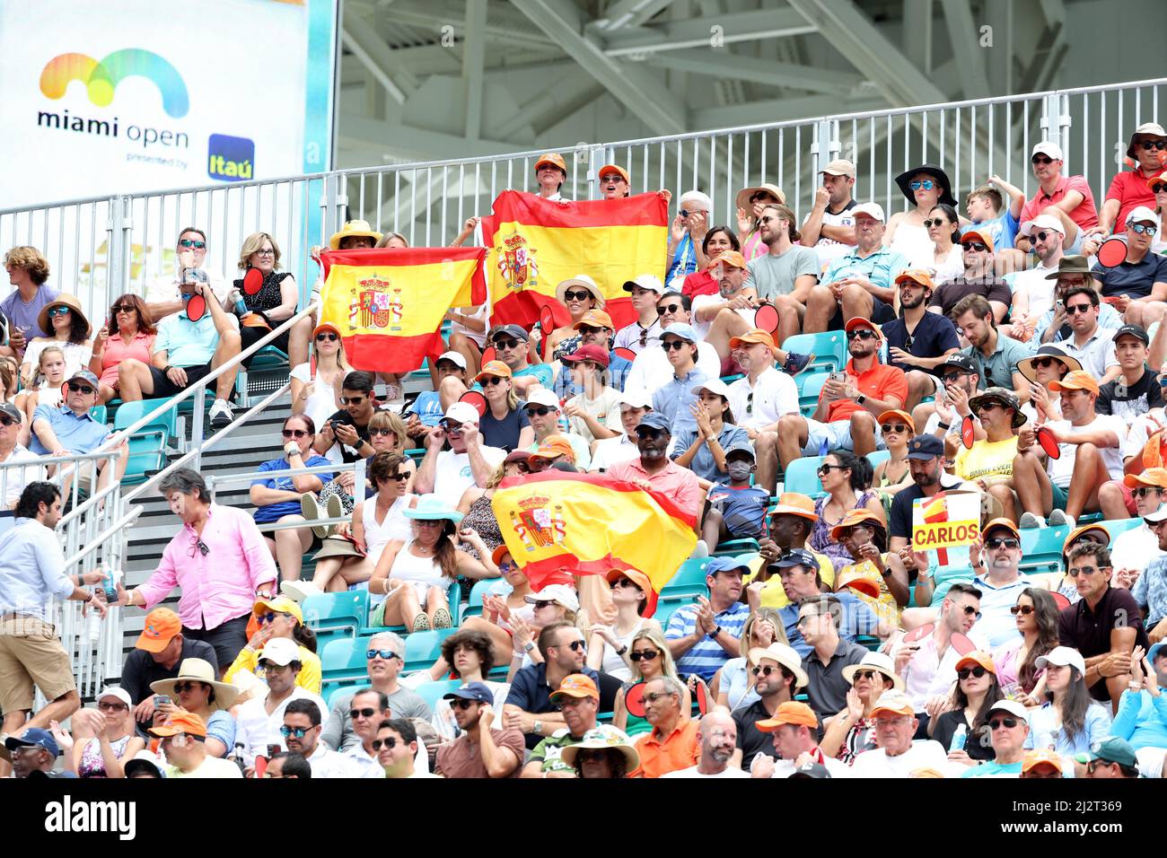 MIAMI GARDENS, FLORIDA - APRIL 03: Der Spanier Carlos Alcaraz macht Geschichte als erster spanier und jüngster Spieler, der die Miami Open gewann. Der 18-Jährige holte sich seinen ersten ATP Masters 1000-Titel mit einem geraden Sieg über Casper Ruud aus Norwegen beim Herrenfinale der Miami Open im Hard Rock Stadium am 03. April 2022 in Miami Gardens, Florida. Personen: Carlos Alcaraz Garfia Kredit: Storms Media Group/Alamy Live News Stockfoto