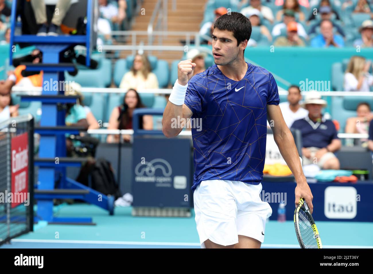 MIAMI GARDENS, FLORIDA - APRIL 03: Der Spanier Carlos Alcaraz macht Geschichte als erster spanier und jüngster Spieler, der die Miami Open gewann. Der 18-Jährige holte sich seinen ersten ATP Masters 1000-Titel mit einem geraden Sieg über Casper Ruud aus Norwegen beim Herrenfinale der Miami Open im Hard Rock Stadium am 03. April 2022 in Miami Gardens, Florida. Personen: Carlos Alcaraz Garfia Kredit: Storms Media Group/Alamy Live News Stockfoto