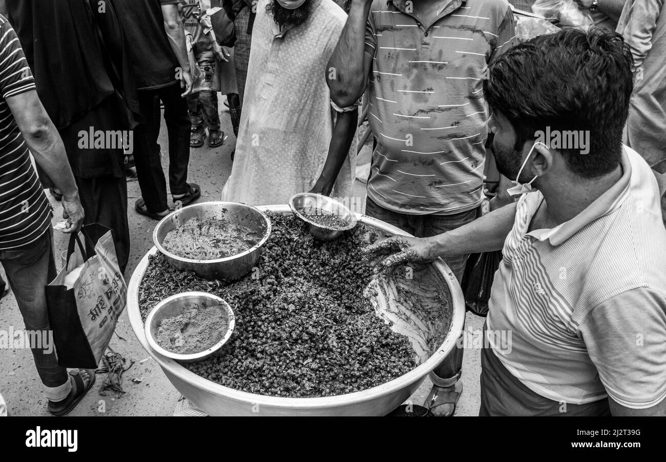 Einwohner von Bangladesch verkaufen Iftar-Gegenstände am ersten Tag des muslimischen Fastenmonats Holly Ramadan auf dem Chawkbazar in der Hauptstadt Dhaka, Bangladesch Stockfoto