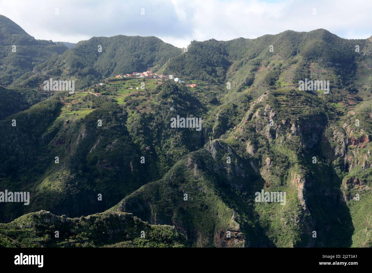 Das spanische Dorf Las Carboneras im Anaga-Gebirge auf Teneriffa, von der Stadt Taborno aus gesehen, Anaga Rural Park, Kanarische Inseln, Spanien. Stockfoto