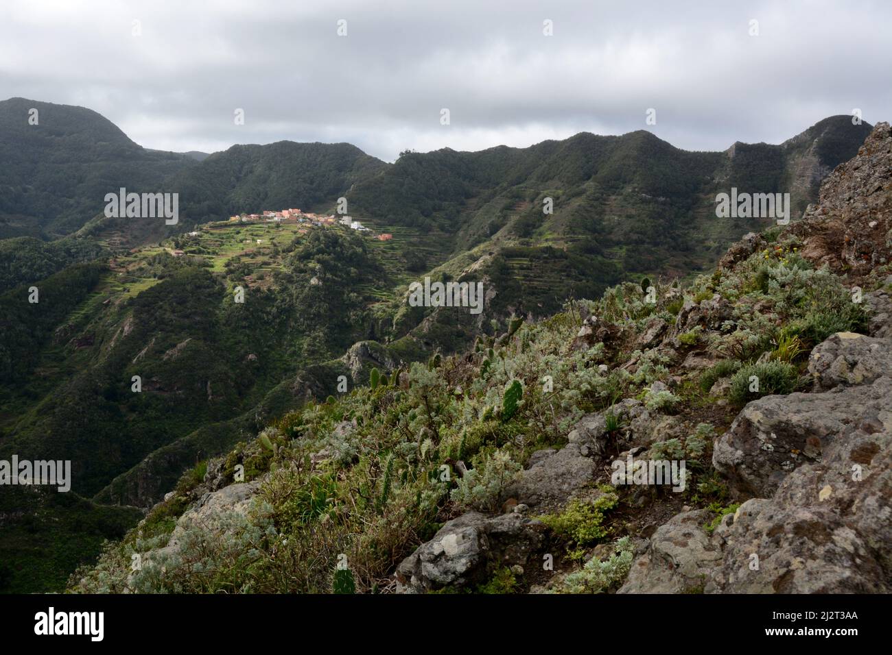 Das spanische Dorf Las Carboneras im Anaga-Gebirge auf Teneriffa, von der Stadt Taborno aus gesehen, Anaga Rural Park, Kanarische Inseln, Spanien. Stockfoto