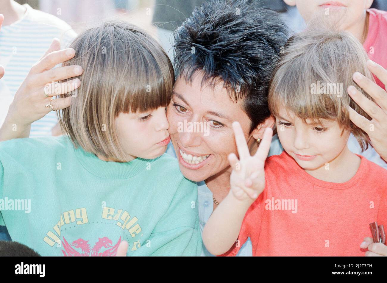 Sally Becker, britische Hilfarbeiterin im Bild vom 1993. August. Kehrt in zwei Wochen zum zweiten Mal in das Kriegskrankenhaus von Mostar zurück. Die 33-jährige Künstlerin aus Hove in Sussex verließ Bosnien eine Heldin, die als Engel von Mostar bezeichnet wurde, weil sie allein verwundete Kinder gerettet hatte, die in der von der Schlacht zerrissenen Stadt gefangen waren. Sally wich dem ständigen Scharfschützenfeuer aus, um ihren misshandelten Londoner Krankenwagen in das Herz des Kriegsgebiets zu treiben. Ihre ein-Frauen-Barmherzigkeit-Missionen haben die Vereinten Nationen verärgert. Stockfoto