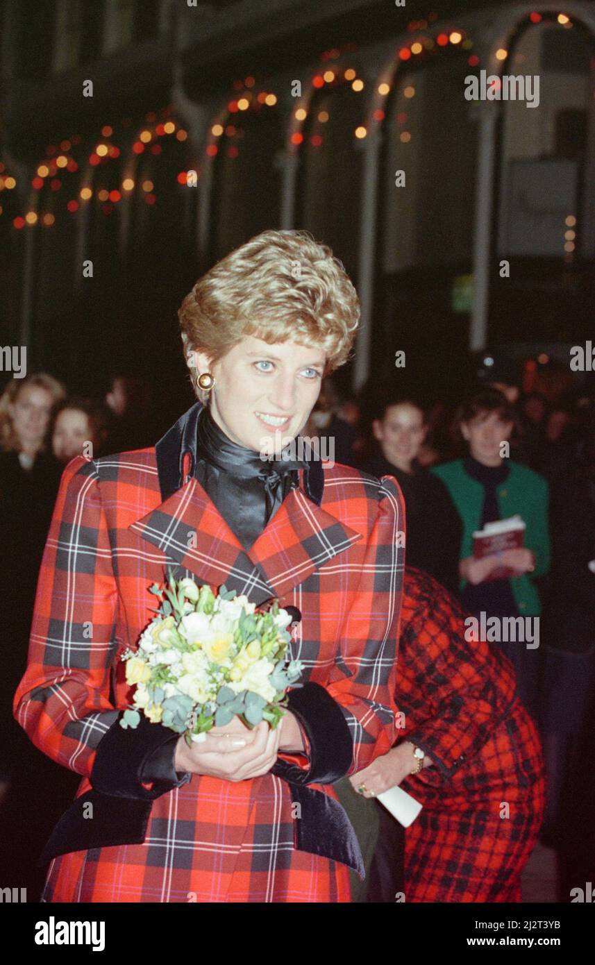 Prinzessin Diana, Prinzessin von Wales, schaltet am Abend die Weihnachtsbeleuchtung in der Bond Street im Zentrum von London ein. Bild aufgenommen am 17.. November 1993 Stockfoto