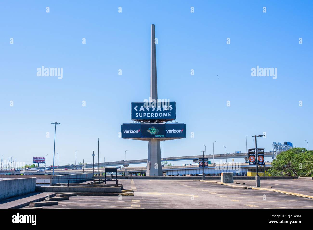 NEW ORLEANS, LA, USA - 3. APRIL 2022: Caesars Superdome-Schild neben dem Parkhaus und dem Pontchartrain Expressway im Hintergrund Stockfoto