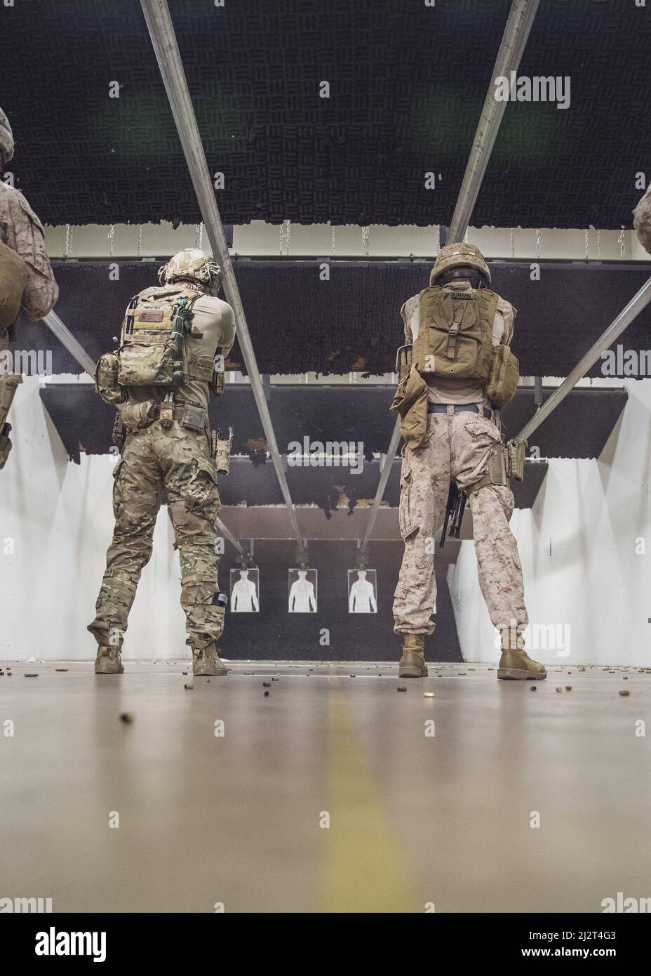 220329-M-AU949-0308 NAVAL SUPPORT ACTIVITY, Bahrain (29. März 2022) – Ein US-Soldat mit 5. Special Forces Group (SFG) (Airborne) und ein US-Marine mit dem Anti-Terror-Sicherheitsteam Central Command (FASTCENT) setzen Ziele während eines Kampfkampfes an Bord eines Marineprogramms ein Bahrain, 29. März. FASTCENT stellt Botschaften, Konsulaten und anderen wichtigen nationalen Vermögenswerten im gesamten Verantwortungsbereich des US Central Command Expeditions- und Sicherheitskräfte zur Verfügung. (USA Marine Corps Foto von Staff Sgt. Victor A. Mancilla) Stockfoto 220329-M-AU949-0308 NAVAL SUPPORT ACTIVITY, Bahrain (29. März 2022) – Ein US-Soldat mit 5. Special Forces Group (SFG) (Airborne) und ein US-Marine mit dem Anti-Terror-Sicherheitsteam Central Command (FASTCENT) setzen Ziele während eines Kampfkampfes an Bord eines Marineprogramms ein Bahrain, 29. März. FASTCENT stellt Botschaften, Konsulaten und anderen wichtigen nationalen Vermögenswerten im gesamten Verantwortungsbereich des US Central Command Expeditions- und Sicherheitskräfte zur Verfügung. (USA Marine Corps Foto von Staff Sgt. Victor A. Mancilla) Stockfoto