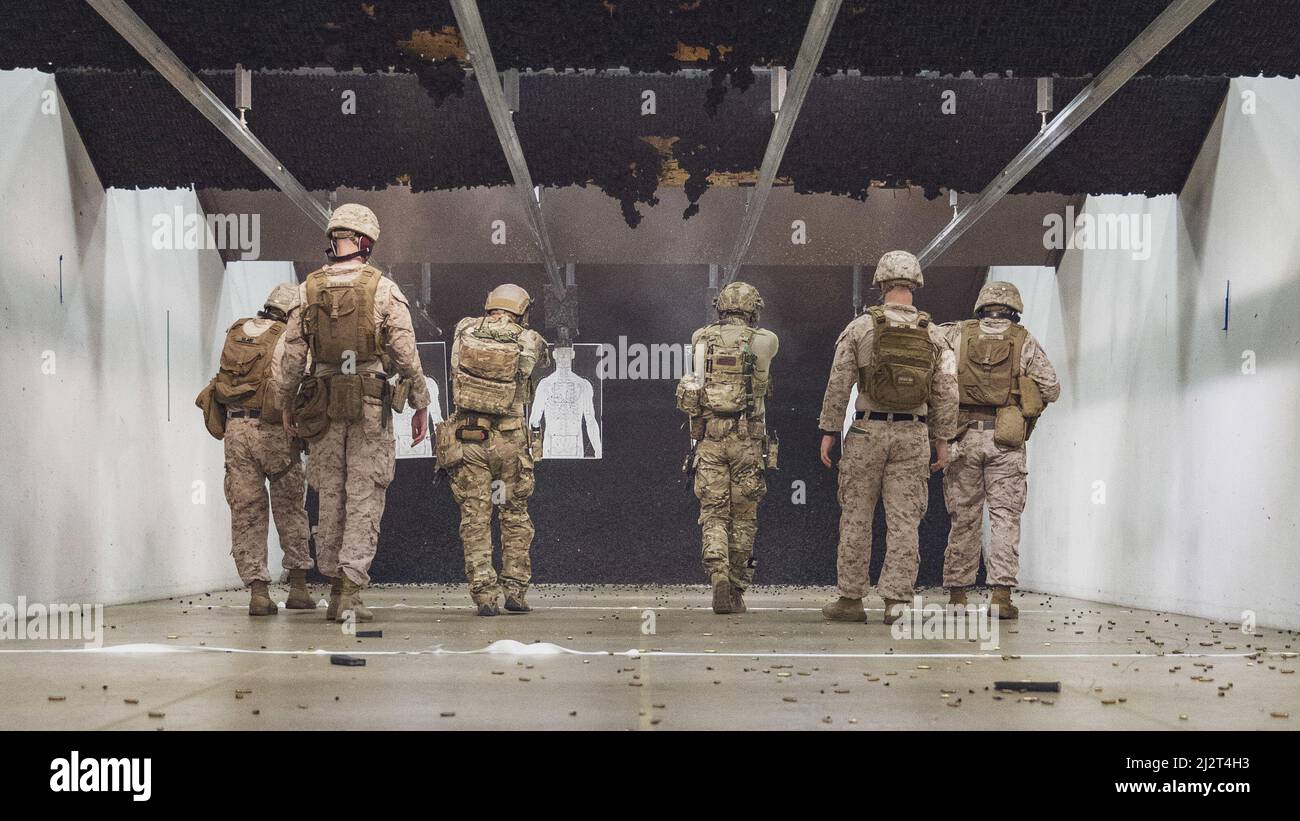 220329-M-AU949-0315 MARINESTÜTZUNGSAKTION, Bahrain (29. März 2022) - US-Marineinfanteristen mit dem Central Command (FASTCENT) des Anti-Terror-Sicherheitsteams (FASTCENT) und US-Soldaten mit 5. Special Forces Group (SFG) (Airborne) setzen Ziele während eines Kampfschießens an Bord eines Marineprogramms ein Naval Support Activity, Bahrain, 29. März. FASTCENT stellt Botschaften, Konsulaten und anderen wichtigen nationalen Vermögenswerten im gesamten Verantwortungsbereich des US Central Command Expeditions- und Sicherheitskräfte zur Verfügung. (USA Marine Corps Foto von Staff Sgt. Victor A. Mancilla) Stockfoto 220329-M-AU949-0315 MARINESTÜTZUNGSAKTION, Bahrain (29. März 2022) - US-Marineinfanteristen mit dem Central Command (FASTCENT) des Anti-Terror-Sicherheitsteams (FASTCENT) und US-Soldaten mit 5. Special Forces Group (SFG) (Airborne) setzen Ziele während eines Kampfschießens an Bord eines Marineprogramms ein Naval Support Activity, Bahrain, 29. März. FASTCENT stellt Botschaften, Konsulaten und anderen wichtigen nationalen Vermögenswerten im gesamten Verantwortungsbereich des US Central Command Expeditions- und Sicherheitskräfte zur Verfügung. (USA Marine Corps Foto von Staff Sgt. Victor A. Mancilla) Stockfoto