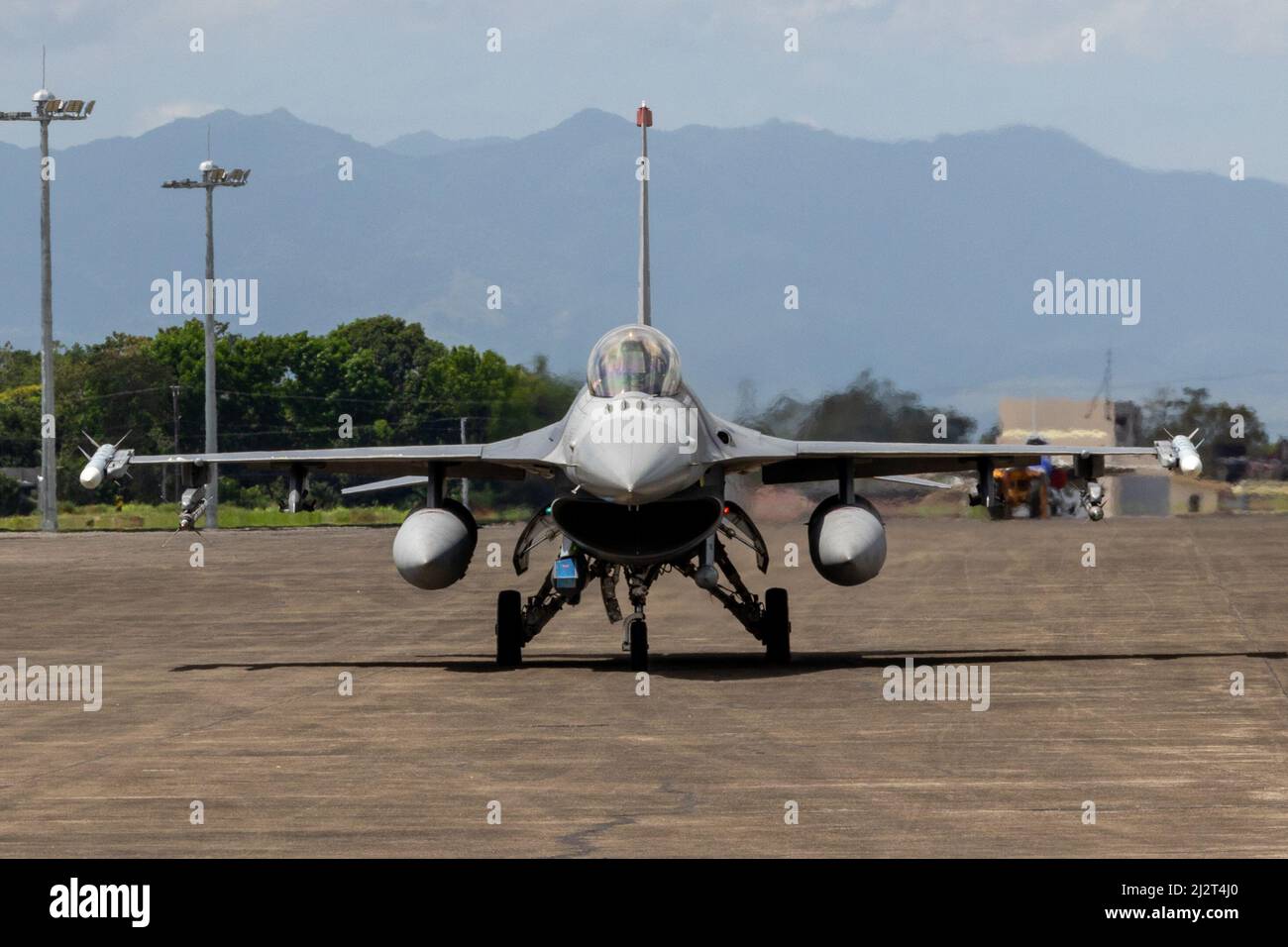 Eine F-16 Kampffalke der US-Luftwaffe, die 13. Jagdgeschwader, 35. Jagdflügel, zugewiesen wurde, nimmt an einer bilateralen Ausbildungsmission zur Luftverteidigung während der Übung Balikatan 22 auf dem Basa Air Base, Philippinen, am 1. April 2022 Teil. Balikatan ist eine jährliche Übung zwischen den Streitkräften der Philippinen und dem US-Militär, die darauf ausgerichtet ist, bilaterale Interoperabilität, Fähigkeiten, Vertrauen und Zusammenarbeit zu stärken, die über Jahrzehnte gemeinsamer Erfahrungen aufgebaut wurde. Balikatan 22 ist die 37.-jährige Wiederholung der Übung und fällt mit dem 75.. Jahrestag der US-philippinischen Sicherheitskooperation zusammen. (USA Marine Corps p Stockfoto