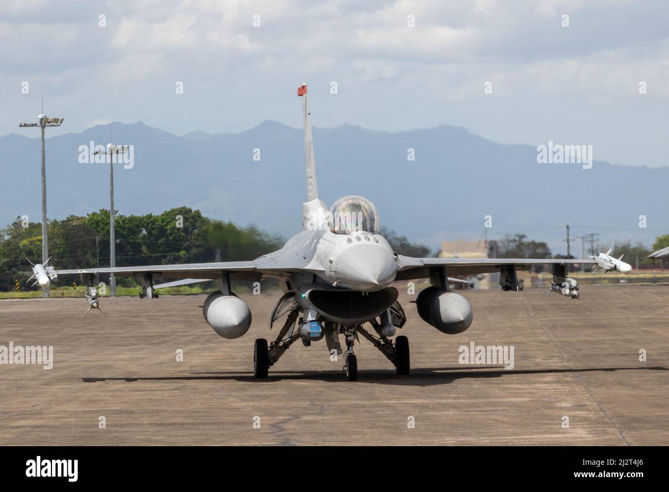 Eine F-16 Kampffalke der US-Luftwaffe, die 13. Jagdgeschwader, 35. Jagdflügel, zugewiesen wurde, nimmt an einer bilateralen Ausbildungsmission zur Luftverteidigung während der Übung Balikatan 22 auf dem Basa Air Base, Philippinen, am 1. April 2022 Teil. Balikatan ist eine jährliche Übung zwischen den Streitkräften der Philippinen und dem US-Militär, die darauf ausgerichtet ist, bilaterale Interoperabilität, Fähigkeiten, Vertrauen und Zusammenarbeit zu stärken, die über Jahrzehnte gemeinsamer Erfahrungen aufgebaut wurde. Balikatan 22 ist die 37.-jährige Wiederholung der Übung und fällt mit dem 75.. Jahrestag der US-philippinischen Sicherheitskooperation zusammen. (USA Marine Corps p Stockfoto