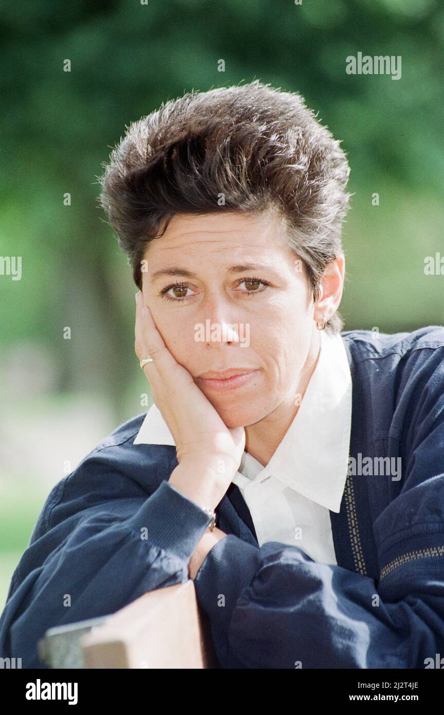 Sally Becker, britische Helferin und Heldin, Bild vom 10.. September 1993. Sally war im kriegsgeplagten ehemaligen Jugoslawien geblieben, nachdem er bei der Durchführung von Hilfskonvois für die in Surrey ansässige Wohltätigkeitsorganisation Medjugorje Appeal mitgeholfen hatte. Die 33-jährige Künstlerin aus Hove in Sussex verließ Bosnien eine Heldin, die als Engel von Mostar bezeichnet wurde, weil sie allein verwundete Kinder gerettet hatte, die in der von der Schlacht zerrissenen Stadt gefangen waren. Stockfoto