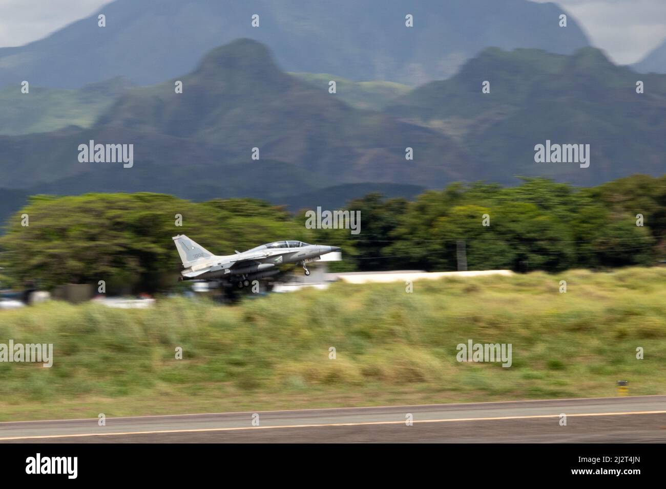 Eine philippinische Luftwaffe FA-50 nimmt während der Übung Balikatan 22 auf dem Basa Air Base, Philippinen, am 1. April 2022 zu einer bilateralen Ausbildungsmission in der Luftverteidigung auf. Balikatan ist eine jährliche Übung zwischen den Streitkräften der Philippinen und dem US-Militär, die darauf ausgerichtet ist, bilaterale Interoperabilität, Fähigkeiten, Vertrauen und Zusammenarbeit zu stärken, die über Jahrzehnte gemeinsamer Erfahrungen aufgebaut wurde. Balikatan 22 ist die 37.-jährige Wiederholung der Übung und fällt mit dem 75.. Jahrestag der US-philippinischen Sicherheitskooperation zusammen. (USA Marine Corps Foto von Gunnery Sgt. Steve Cushman) Stockfoto