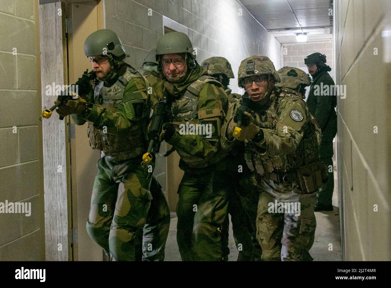 Dienstmitglieder der Nationalgarde von Norwegen, Minnesota, führen mit lokalen Strafverfolgungsbehörden ein Training zu asymmetrischen Bedrohungen durch, 2. April 2022, im Camp Ripley. (Foto der Minnesota National Guard von Sgt. Mahsima Alkamooneh) Stockfoto