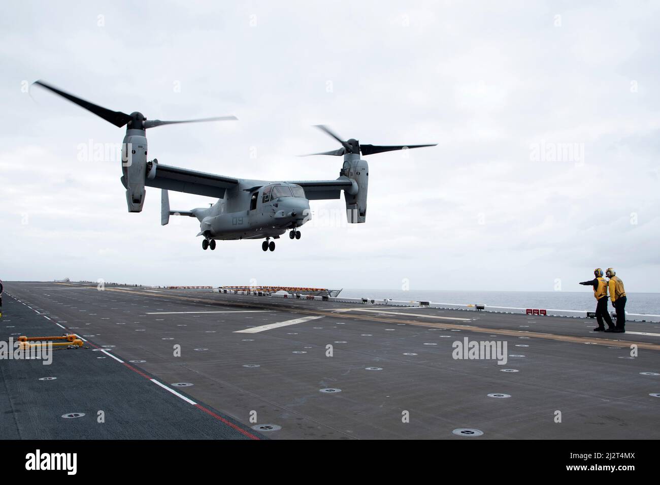 220401-N-XN177-1076 PAZIFISCHER OZEAN (1. April 2022) – ein an Marine Medium Tiltrotor Squadron (VMM) 362 angeschlossenes Flugzeug MV-22 Osprey landet an Bord des amphibischen Angriffsschiffs USS Tripoli (LHA 7), 1. April. VMM-362 transportierte den Generalmajor Bradford Gering, den kommandierenden General des 3. Marine Aircraft Wings, nach Tripolis für eine Tour und zur Beobachtung der Lightning Carrier-Konzeptdemonstration des U.S. Marine Corps. Die Lightning Carrier Concept Demonstration zeigt, dass Tripolis und andere amphibische Angriffsschiffe in der Lage sind, als dedizierte stationäre Trägerplattformen zu arbeiten, die in der Lage sind, kurze Ta der fünften Generation zu bringen Stockfoto