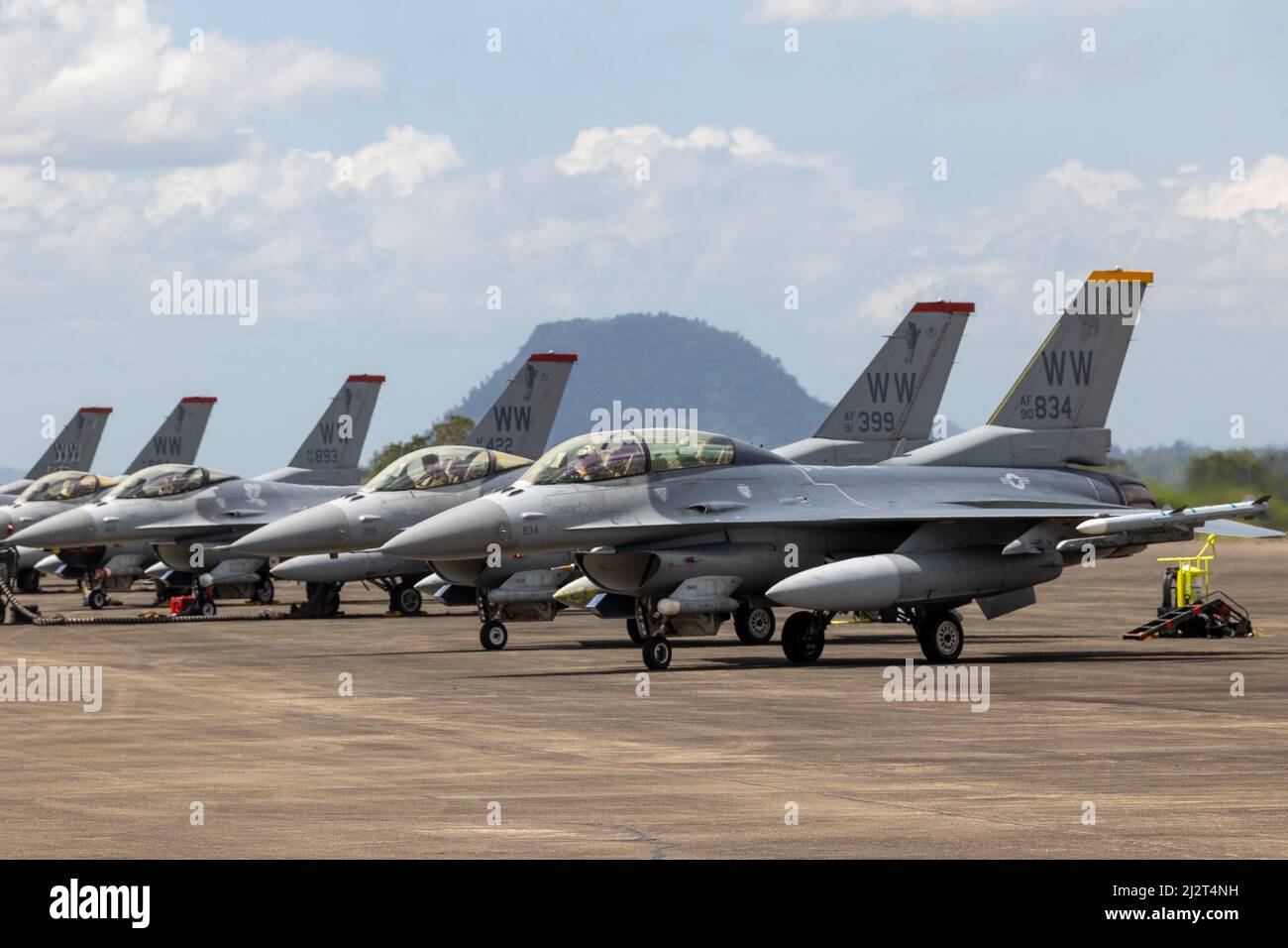 US Air Force F-16 Fighting Falcons zugewiesen zu 13. Jagdgeschwader, 35. Jagdflügel führen vor einer bilateralen Trainingsmission zur Luftverteidigung während der Übung Balikatan 22 auf der Basa Air Base, Philippinen, 1. April 2022, Vorflugkontrollen durch. Balikatan ist eine jährliche Übung zwischen den Streitkräften der Philippinen und dem US-Militär, die darauf ausgerichtet ist, bilaterale Interoperabilität, Fähigkeiten, Vertrauen und Zusammenarbeit zu stärken, die über Jahrzehnte gemeinsamer Erfahrungen aufgebaut wurde. Balikatan 22 ist die 37.-jährige Wiederholung der Übung und fällt mit dem 75.. Jahrestag der US-philippinischen Sicherheitskooperation zusammen. (U. Stockfoto