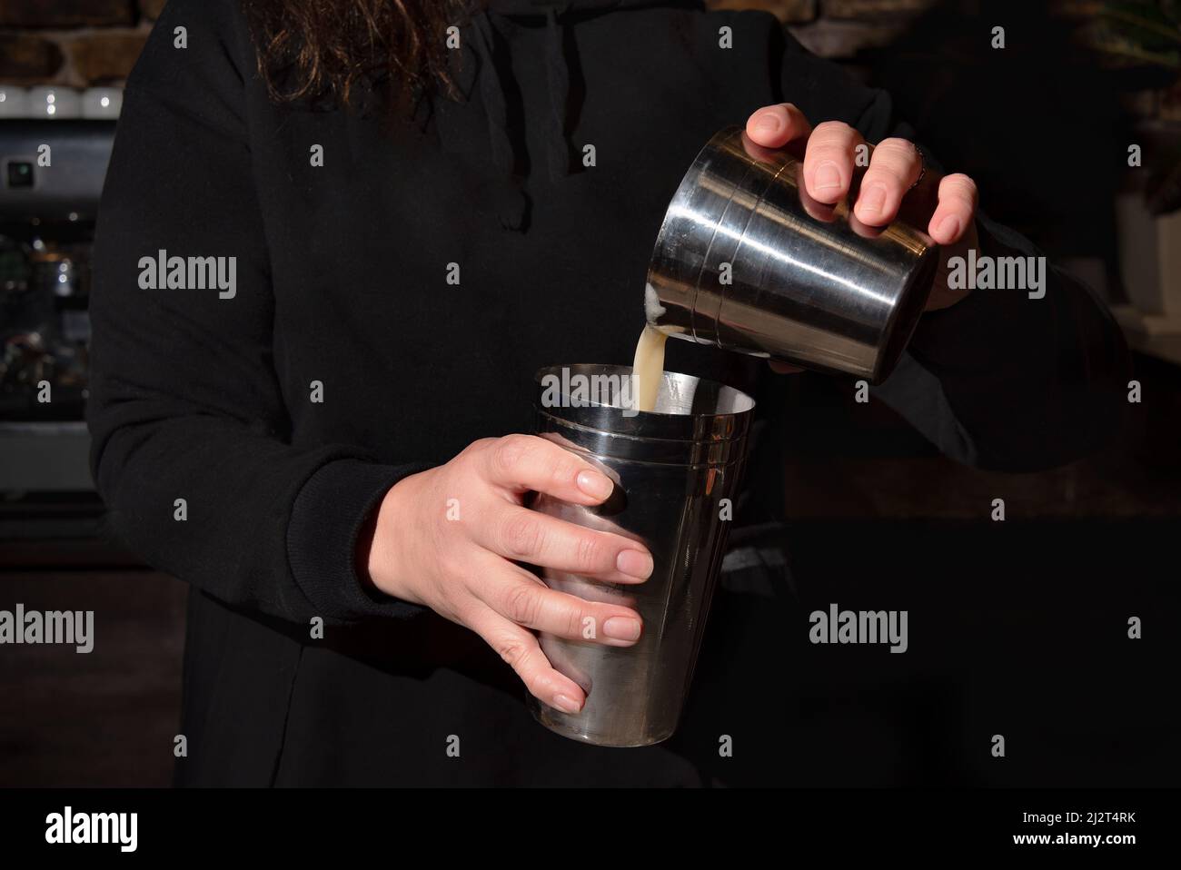 ZUBEREITUNG VON GETRÄNKEN. MISCHEN VON GETRÄNKEN Stockfoto