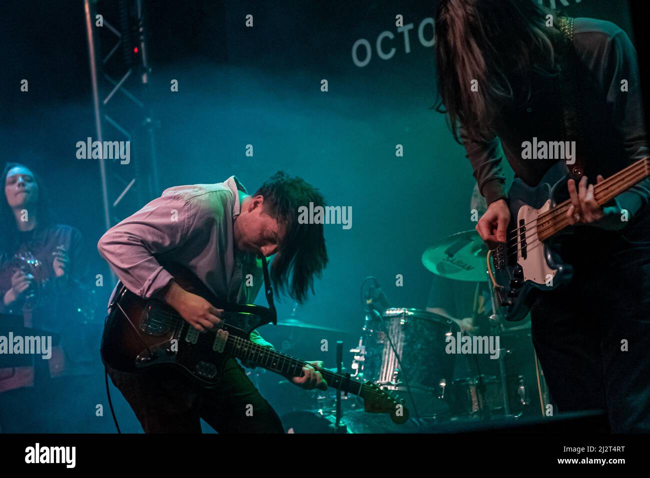 Grimsby, Großbritannien. 3. April 2022. China Bear treten in der Docks Academy als Support-Act für die Frühjahrstour 2022 von October Drift UK auf. Kredit: Gary Stafford/Alamy Live Nachrichten Stockfoto