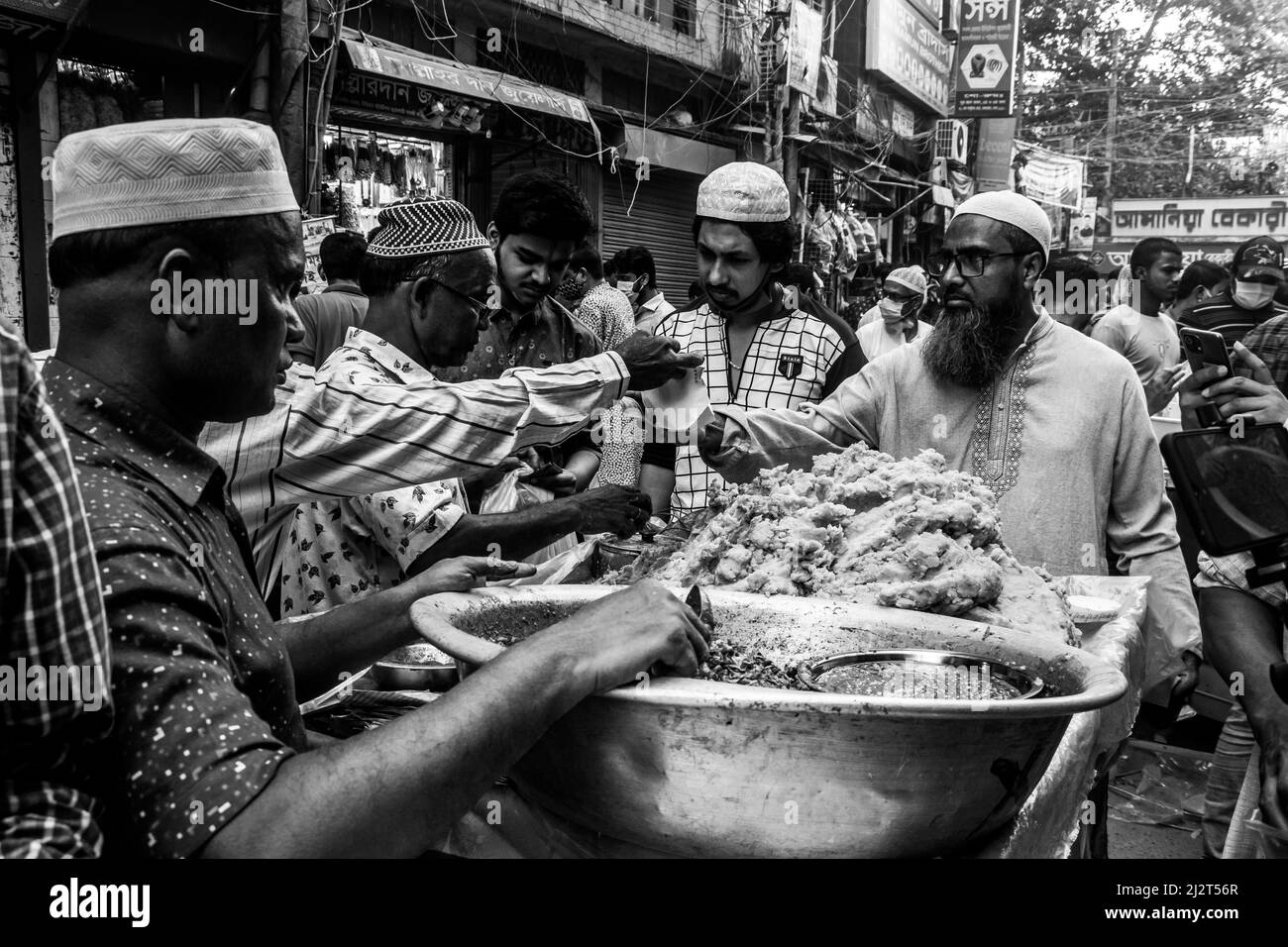 Einwohner von Bangladesch verkaufen Iftar-Gegenstände am ersten Tag des muslimischen Fastenmonats Holly Ramadan auf dem Chawkbazar in der Hauptstadt Dhaka, Bangladesch Stockfoto